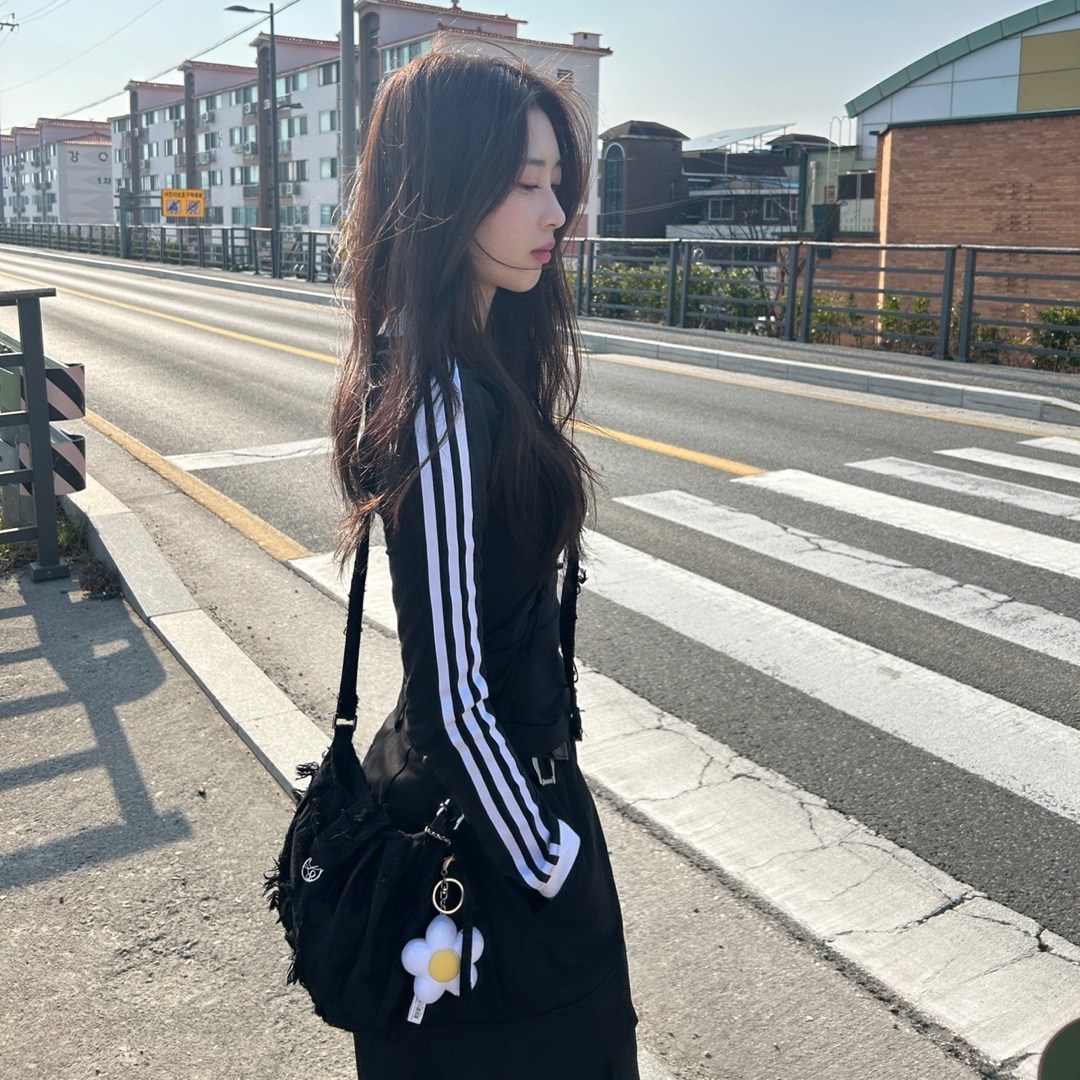 (W) Adidas V-Neck Long Sleeve T-Shirt Black - KR Sizing 착용 스타일 - 1
