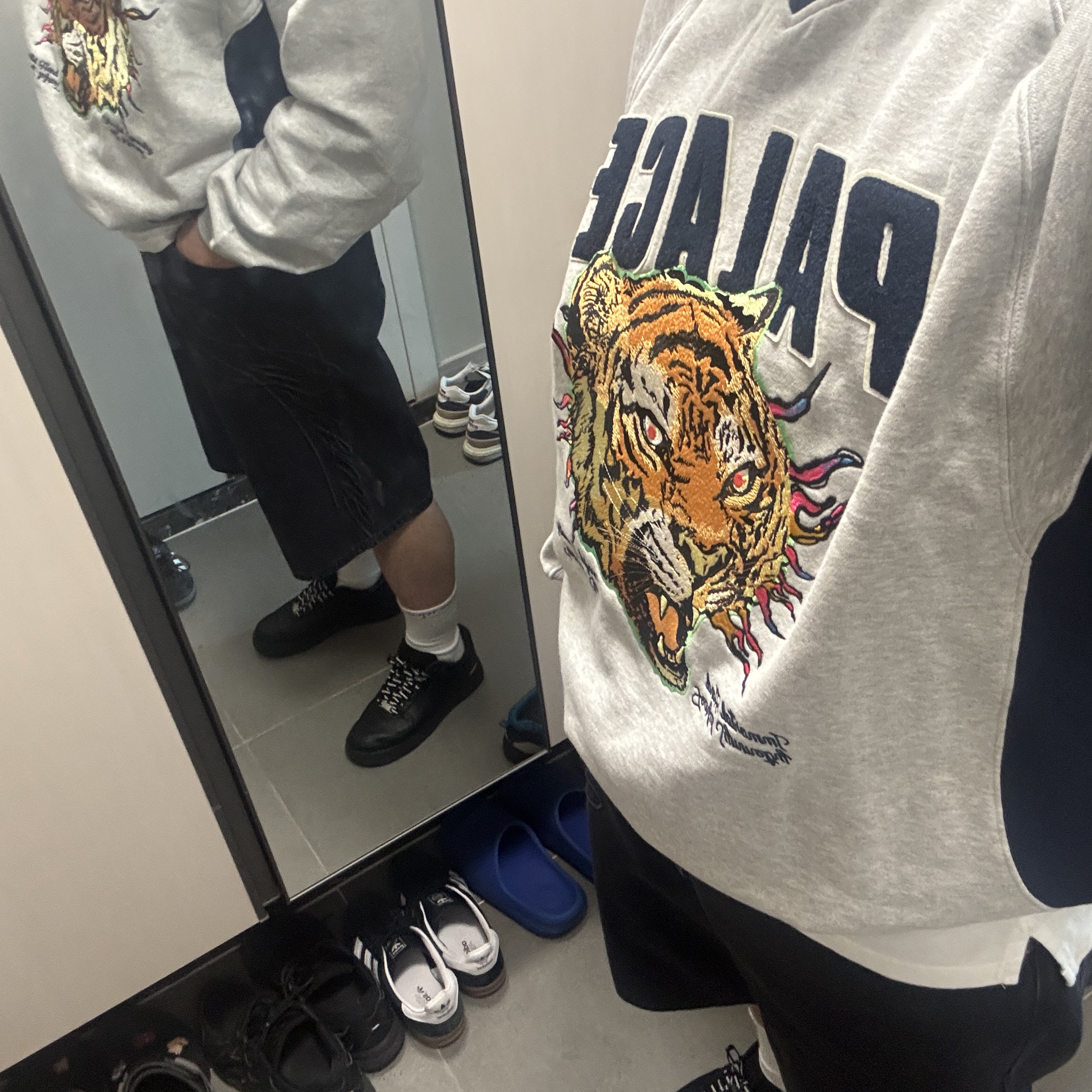 Palace Tora Tora Crew Grey Marl - 25SS, Supreme Script Baggy Denim Short Washed Black - 24SS 착용 스타일 - 2