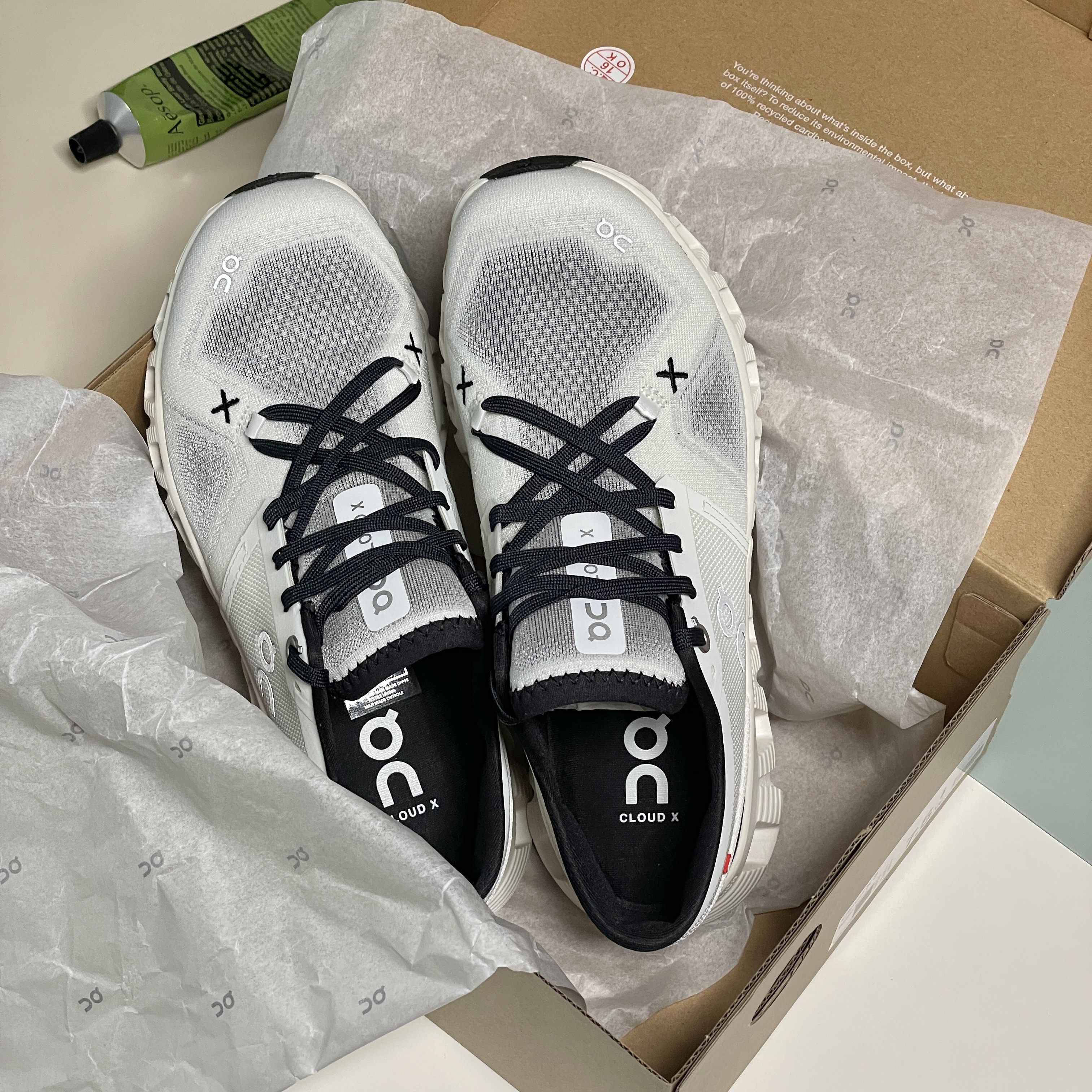 (W) On Running Cloud X 3 White Black 착용 스타일 - 1