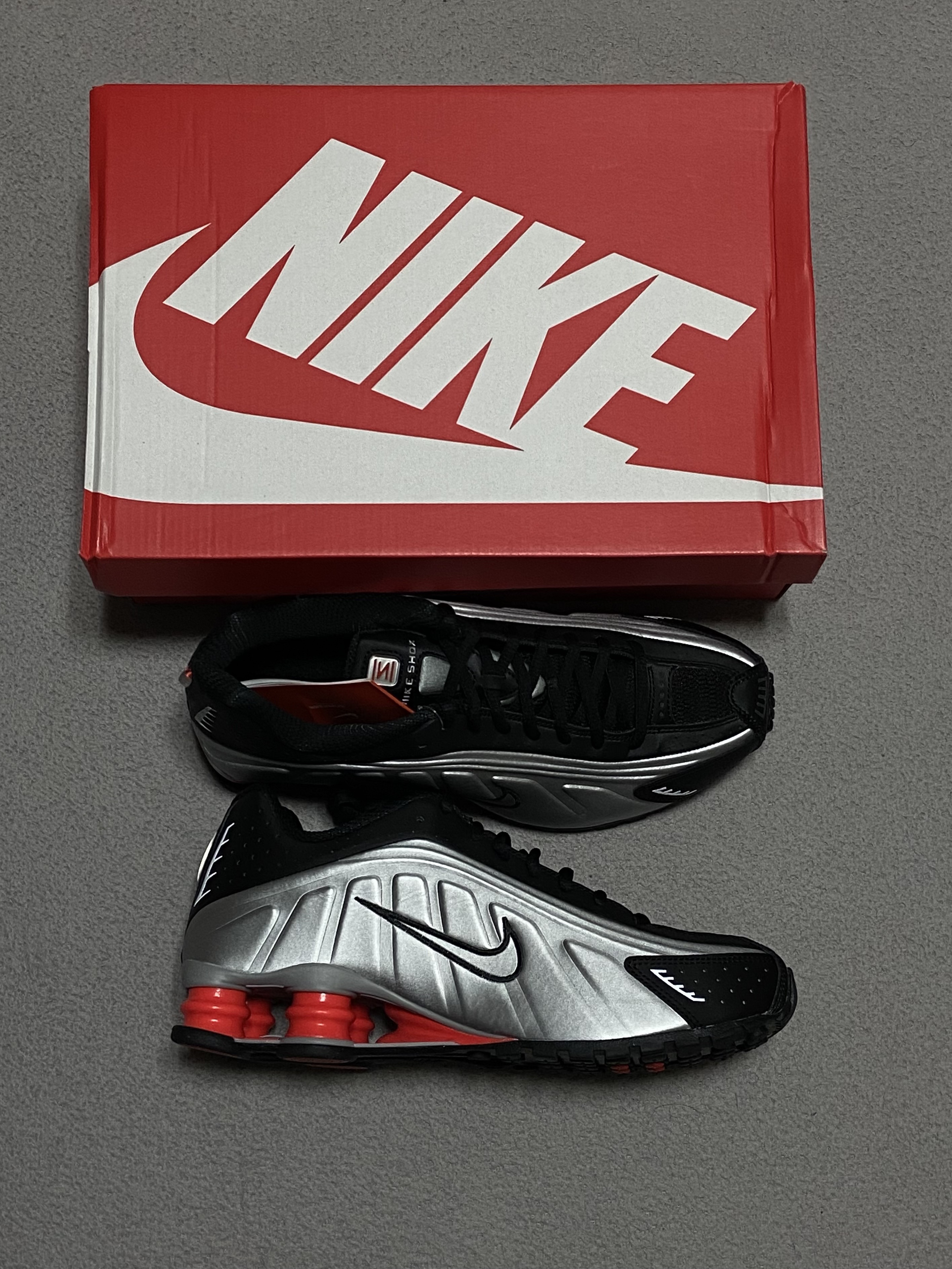 Nike Shox R4 Metallic Silver Red 착용 스타일 - 2