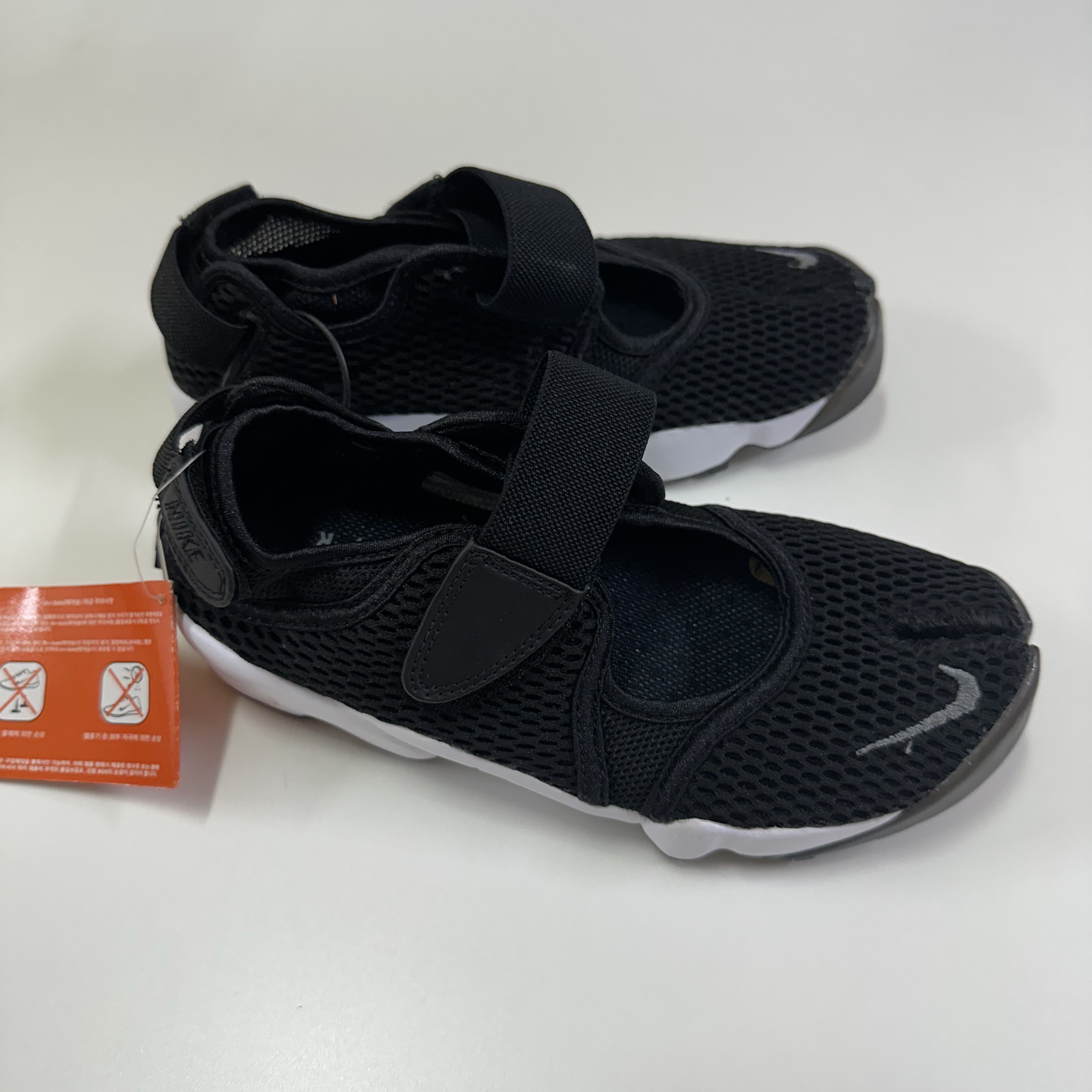 (W) Nike Air Rift Breathe Black 착용 스타일 - 2