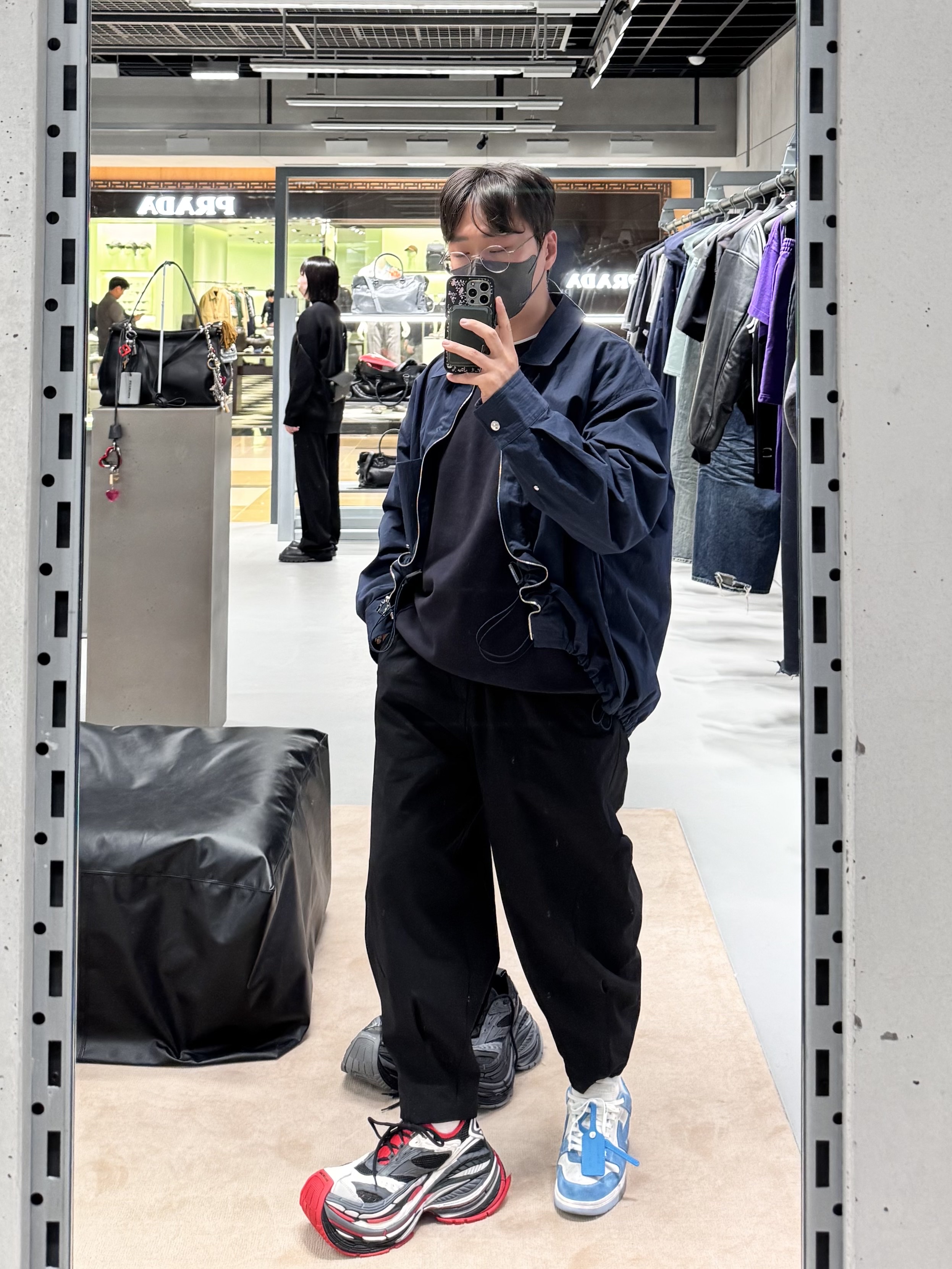 Wooyoungmi 3D Flower Back Logo Sweatshirt Navy - 24FW, Off-White Out of Office OOO Sneakers Suede Blue White - 22SS 착용 스타일 - 3