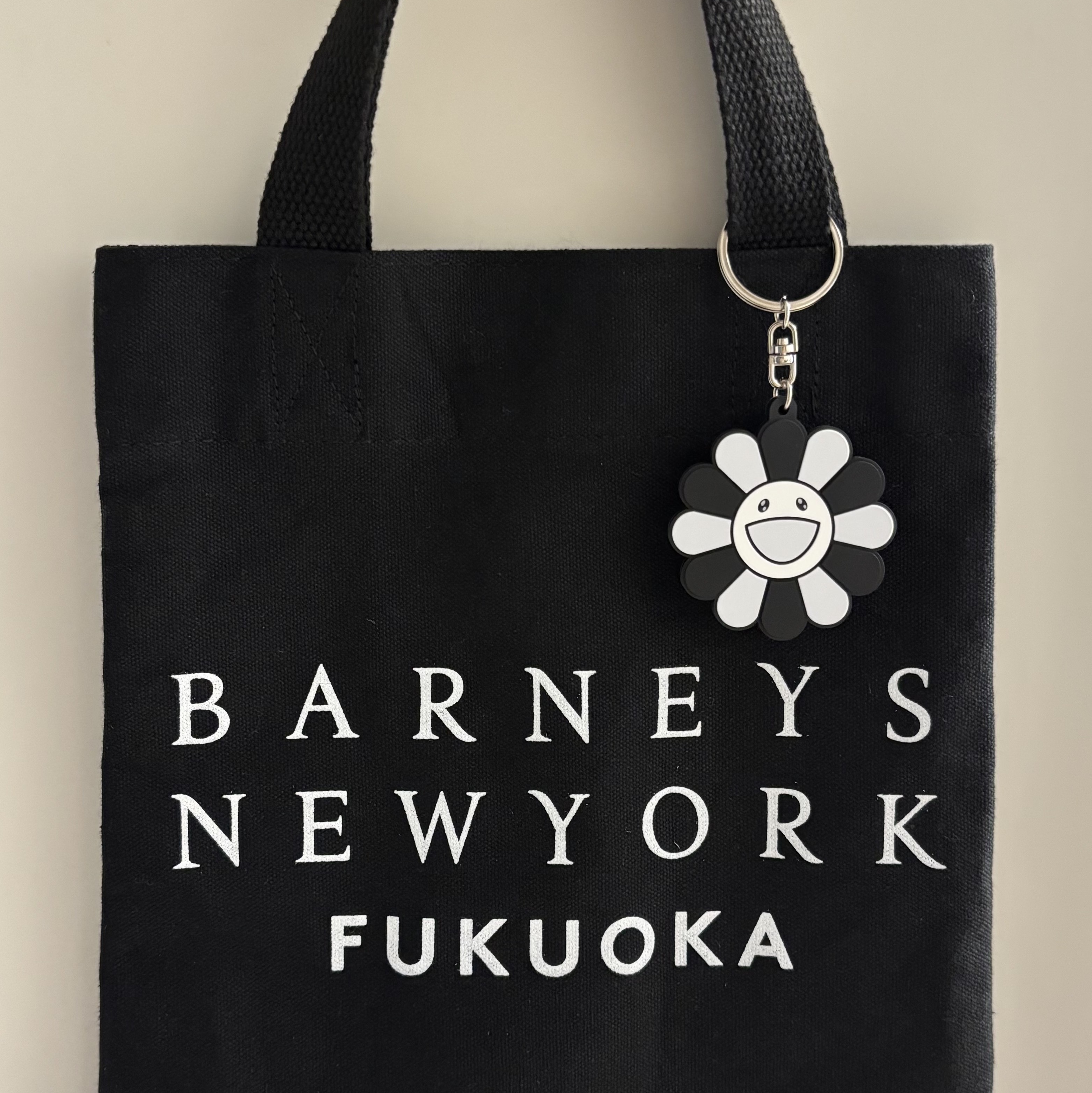 Kaikai Kiki Flower Rubber Keyring Gray Black 착용 스타일 - 3