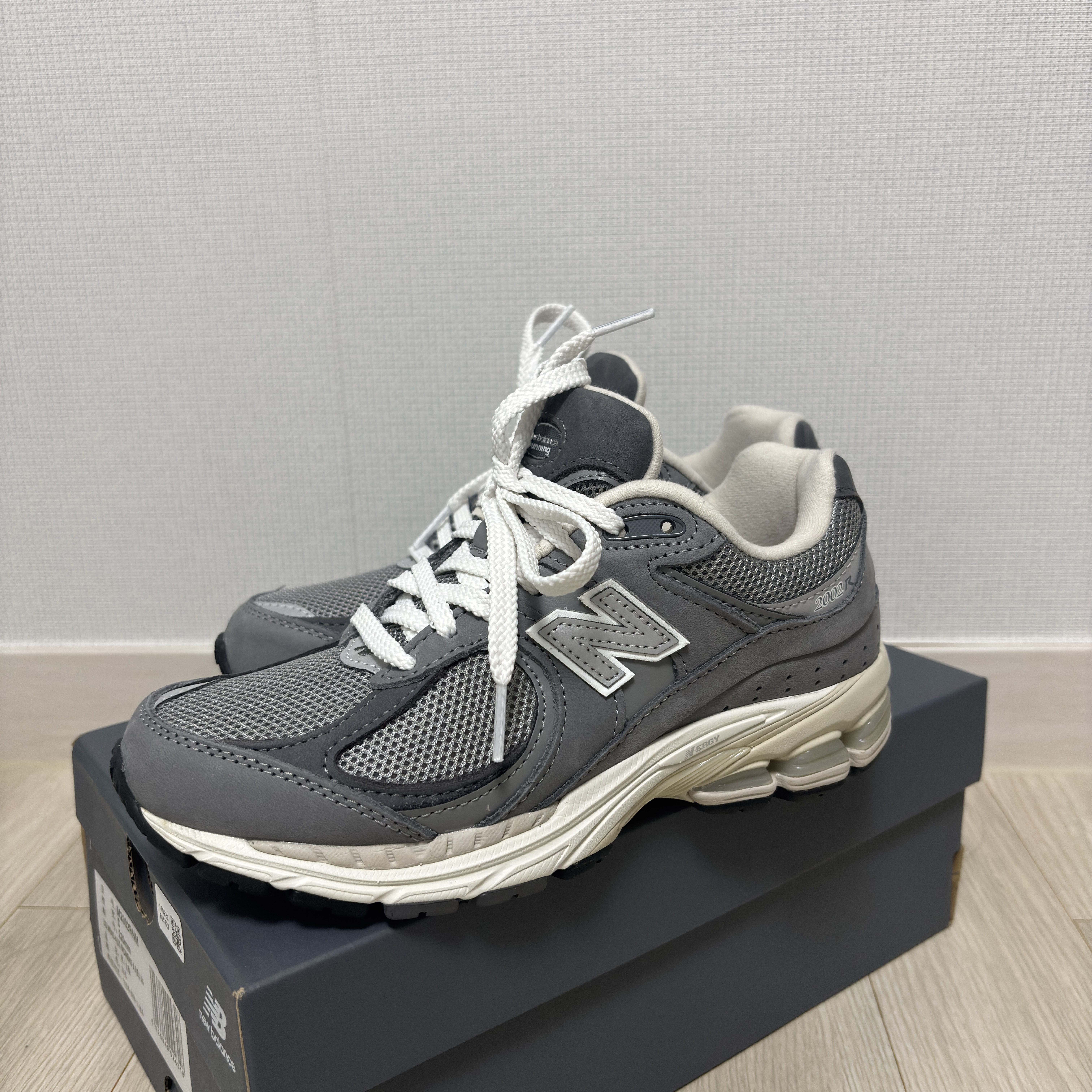 New Balance 2002R Premium Vintage Grey 착용 스타일 - 1