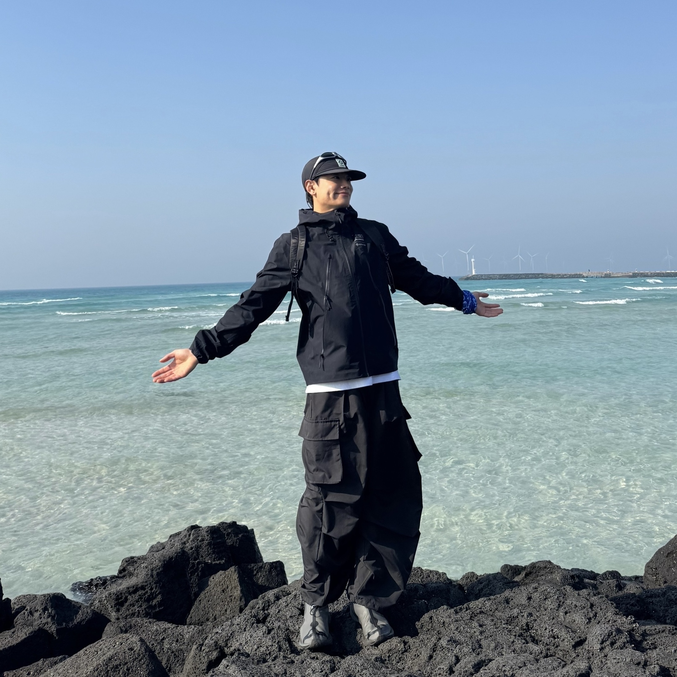 Helinox Glow Edition Field Bill Cap Black, Salomon x MM6 Maison Margiela Wind Breaker Deep Black 착용 스타일 - 2
