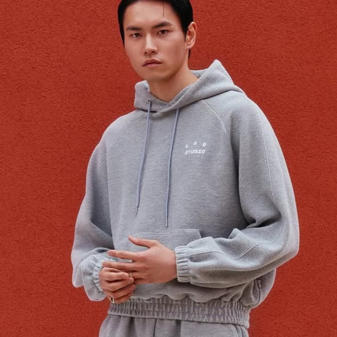 IAB Studio Herringbone Hoodie Gray White 착용 스타일 - 2