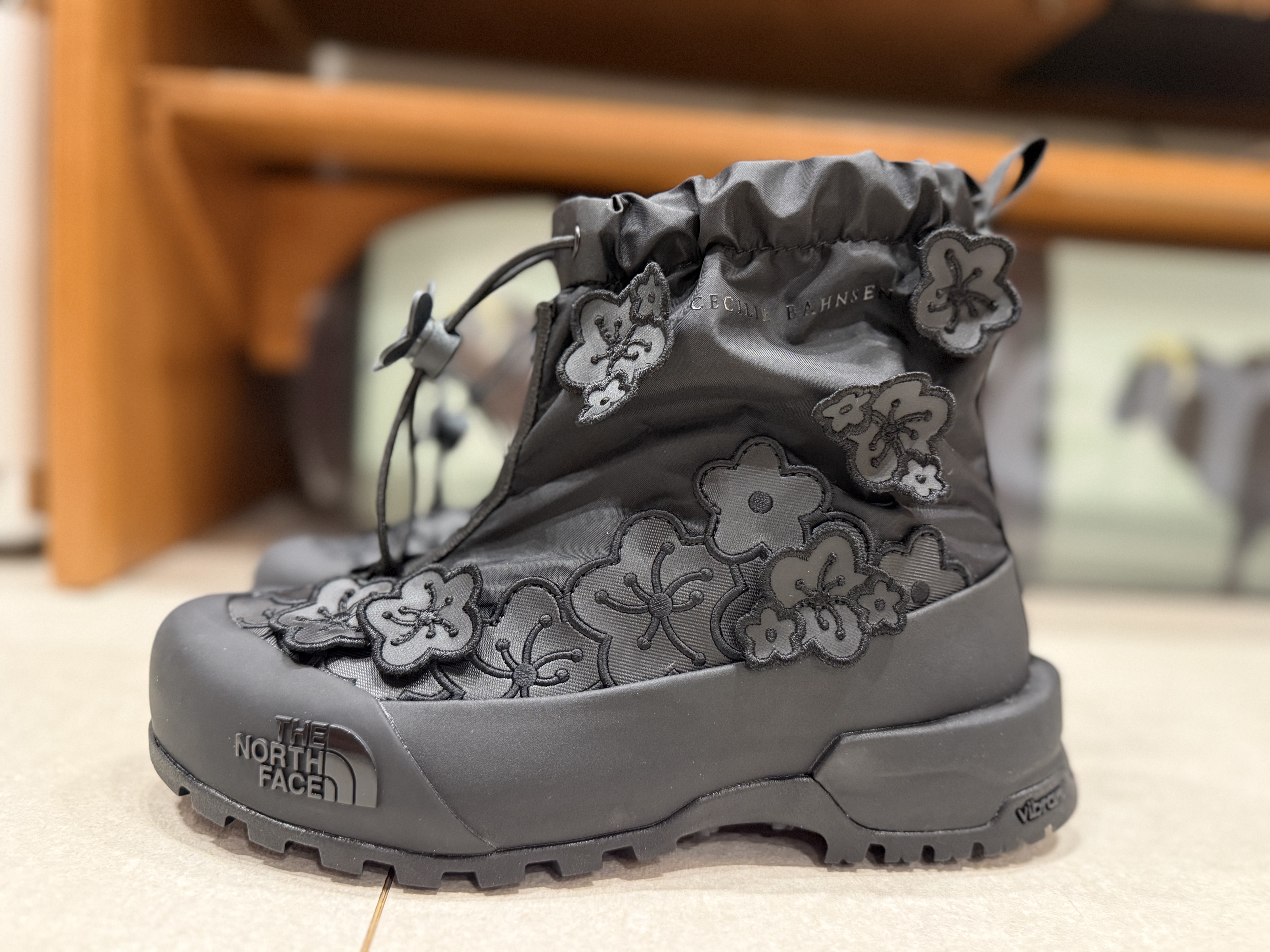 The North Face x Cecilie Bahnsen Glenclyffe Gaiter TNF Black 착용 스타일 - 4