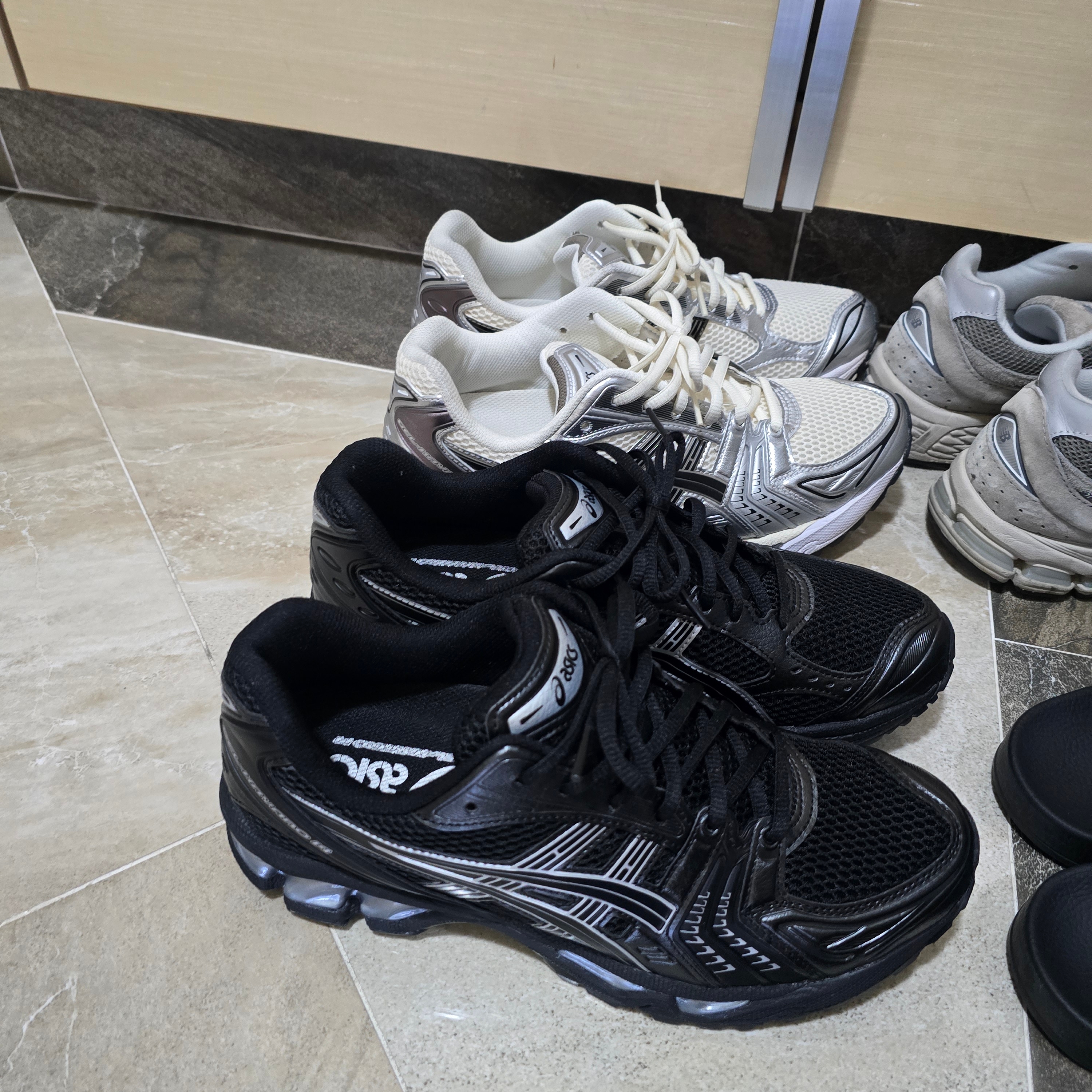 Asics Gel-Kayano 14 Black Pure Silver 착용 스타일