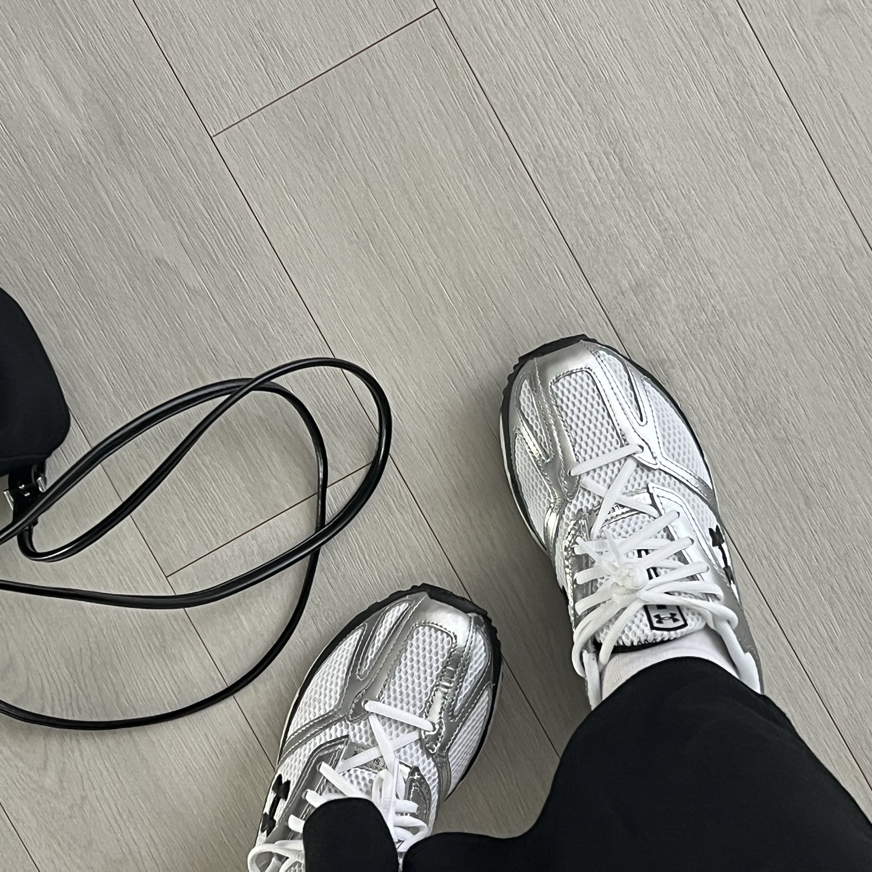 Under Armour Hovr Apparition White Metallic Silver 착용 스타일 - 4