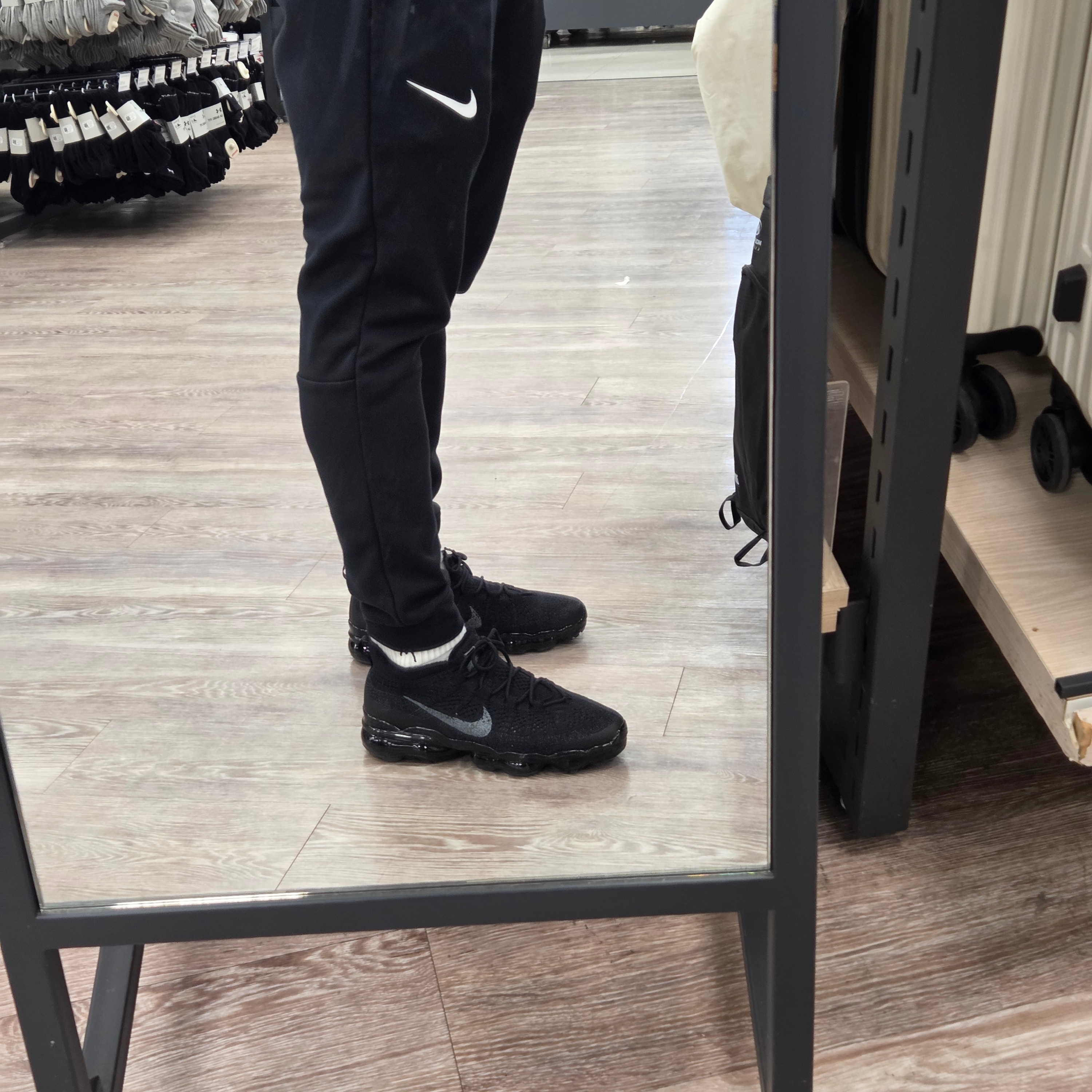 Nike Air VaporMax 2023 Flyknit Triple Black 착용 스타일