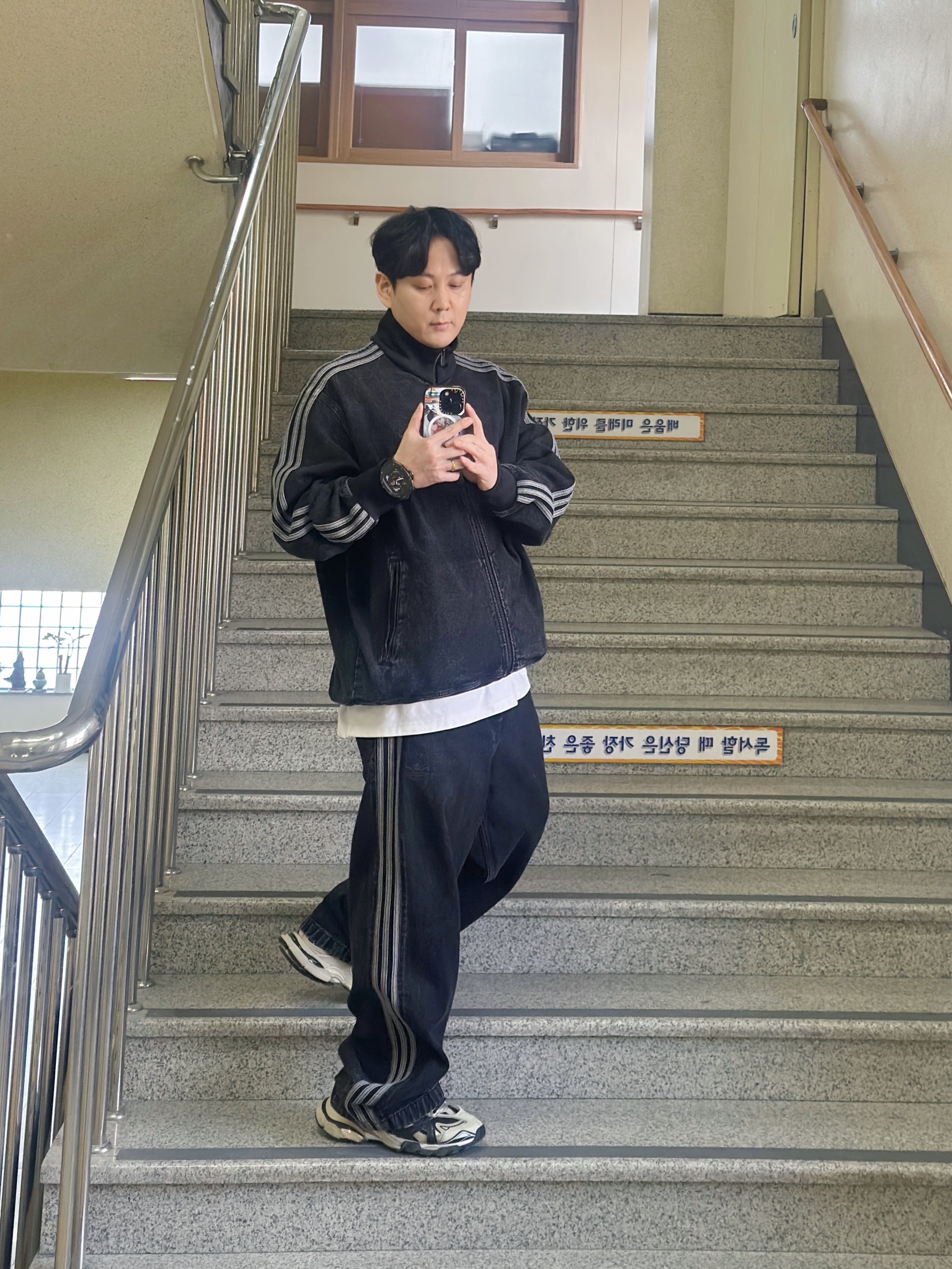 아디다스 아디컬러 데님 파이어버드 트랙탑 트루 블랙 데님 - US 사이즈, 아디다스 아디컬러 데님 파이어버드 트랙탑 트루 블랙 데님 - KR 사이즈 착용 스타일 - 1