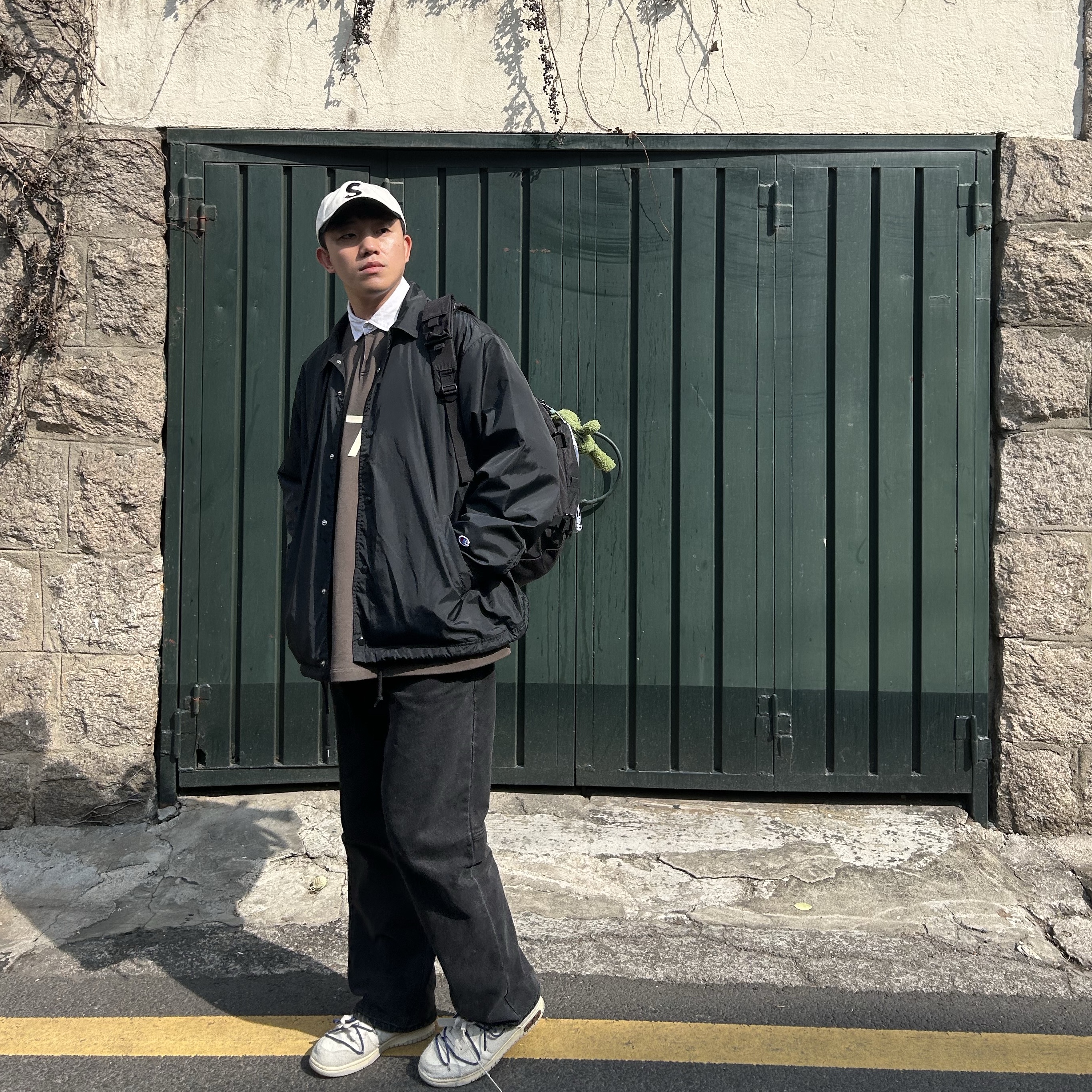 슈프림 x 챔피온 코치 자켓 블랙 - 24SS, 슈프림 백팩 블랙 - 19FW 착용 스타일 - 1