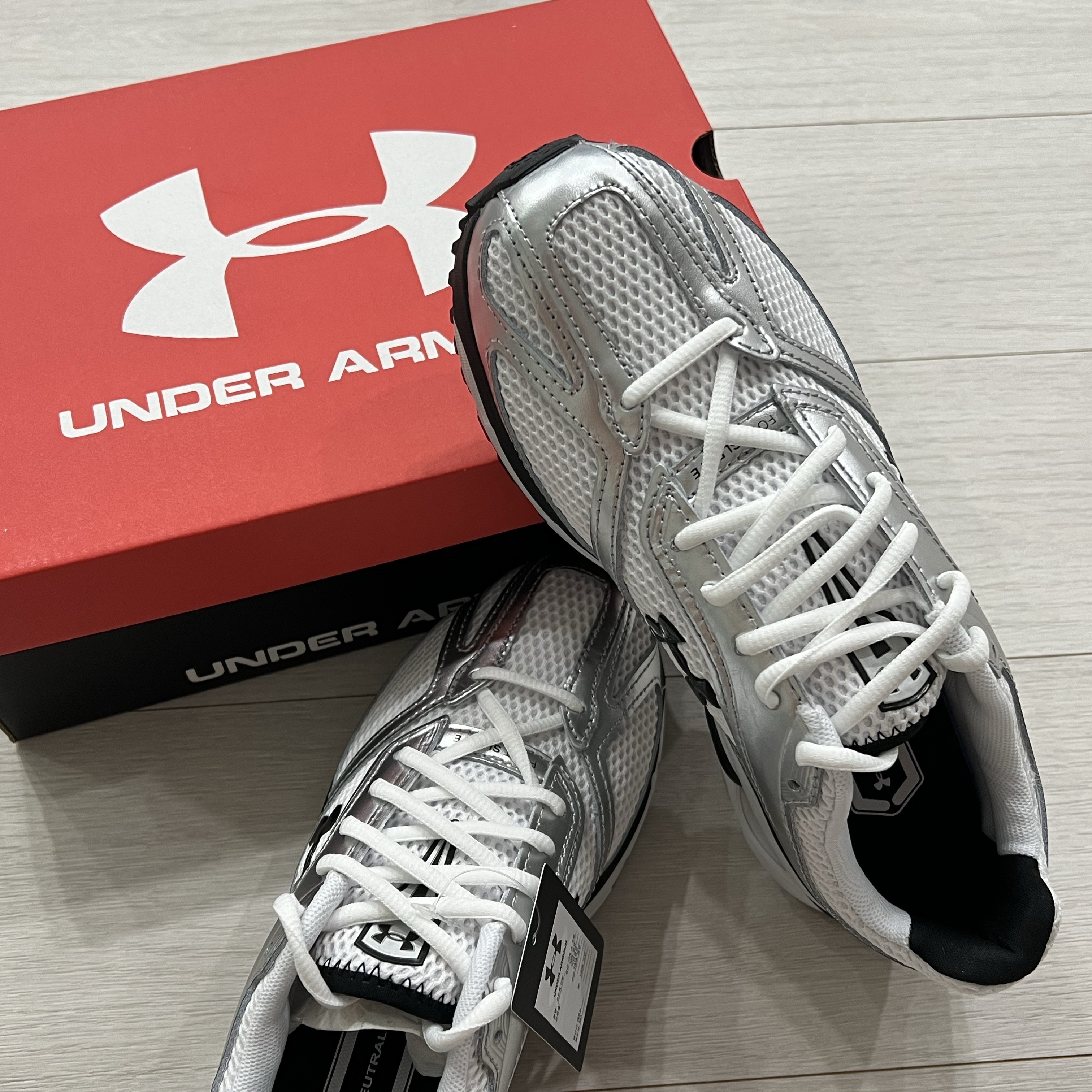 Under Armour Hovr Apparition White Metallic Silver 착용 스타일 - 3