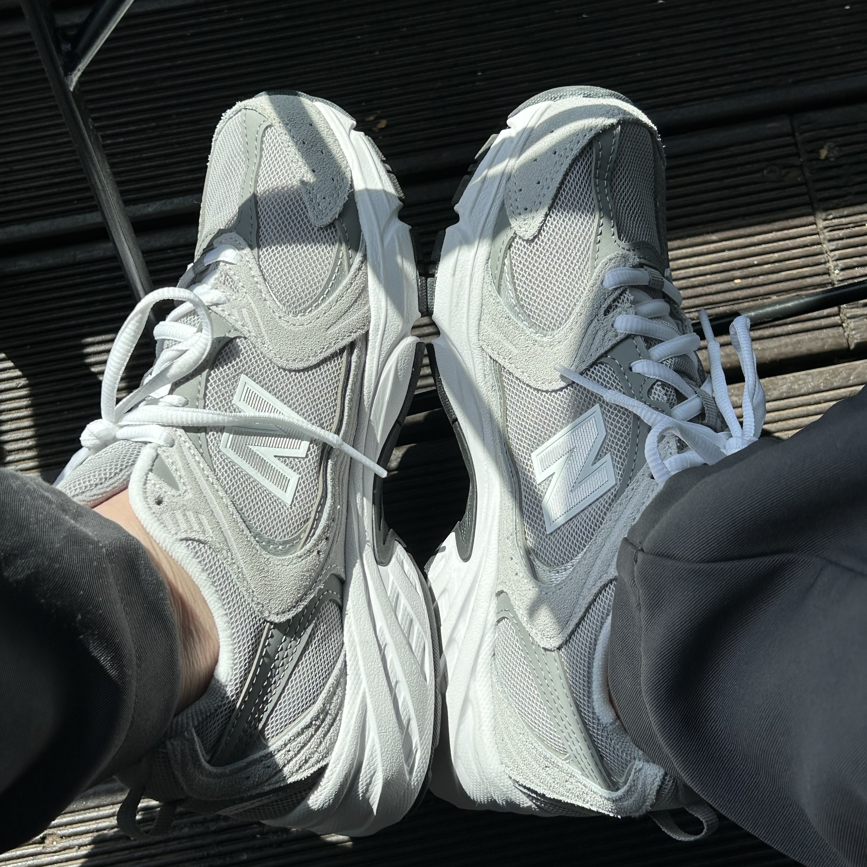 New Balance 530 Grey 착용 스타일