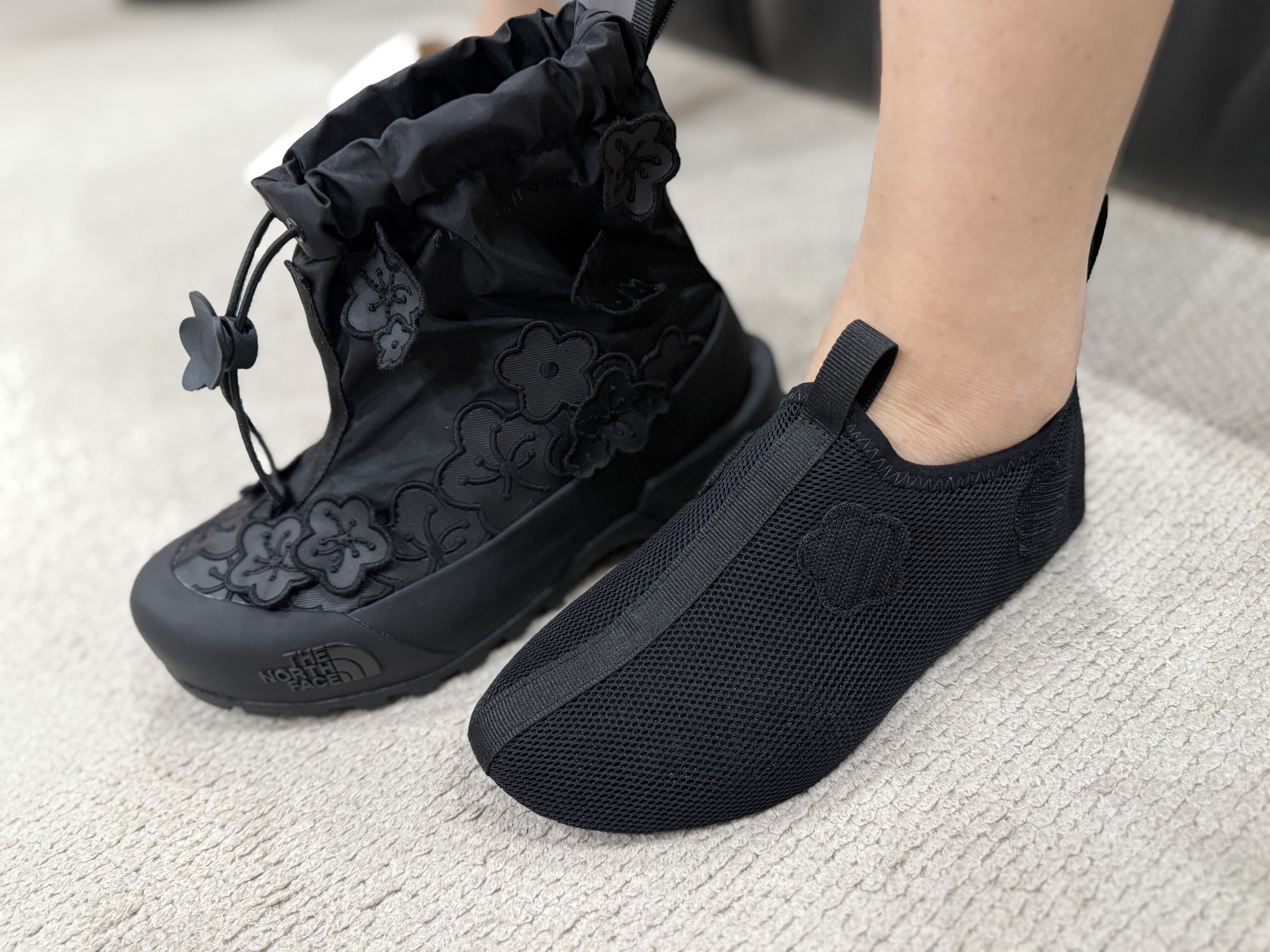The North Face x Cecilie Bahnsen Glenclyffe Gaiter TNF Black 착용 스타일 - 1