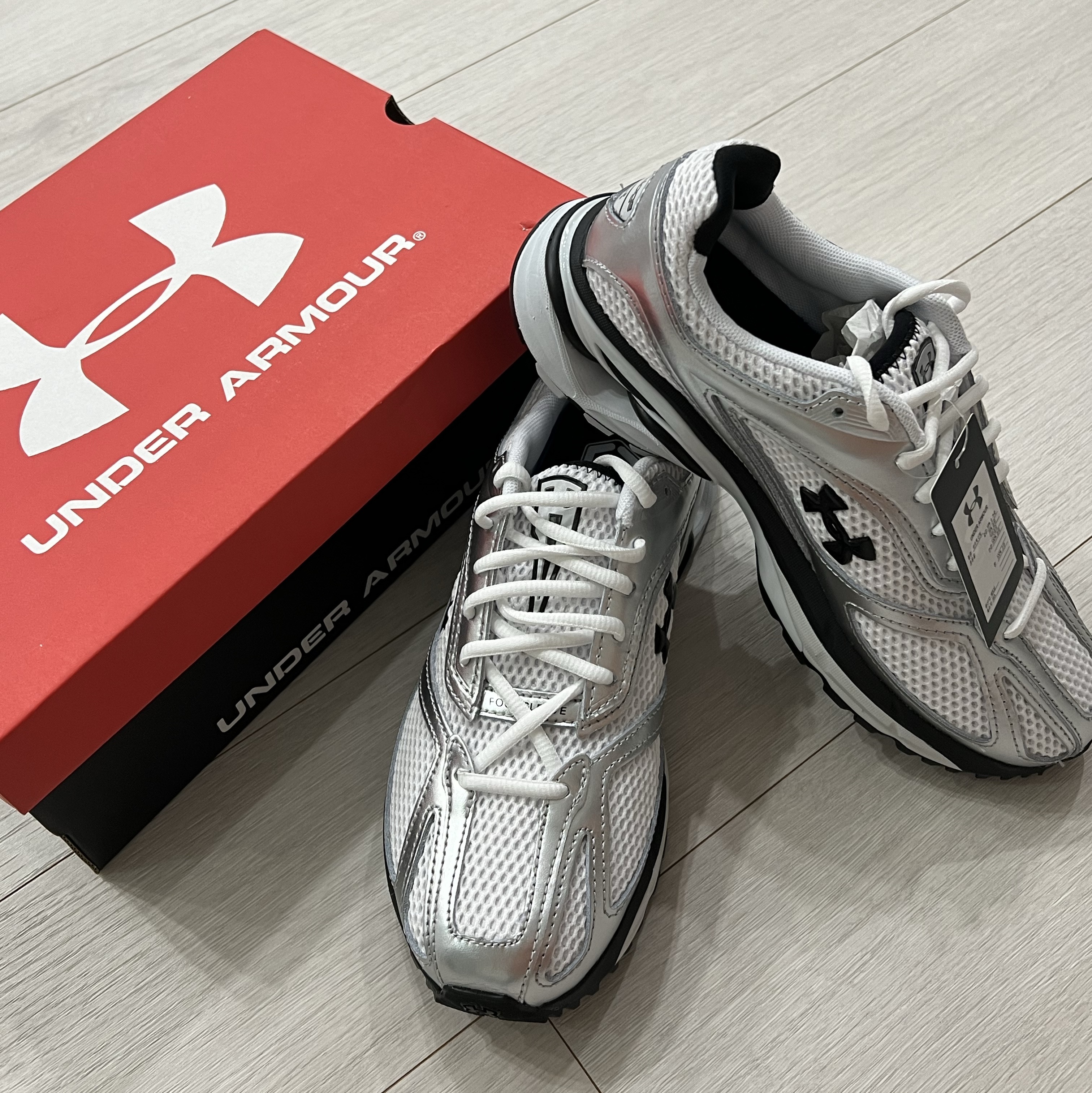 Under Armour Hovr Apparition White Metallic Silver 착용 스타일 - 2