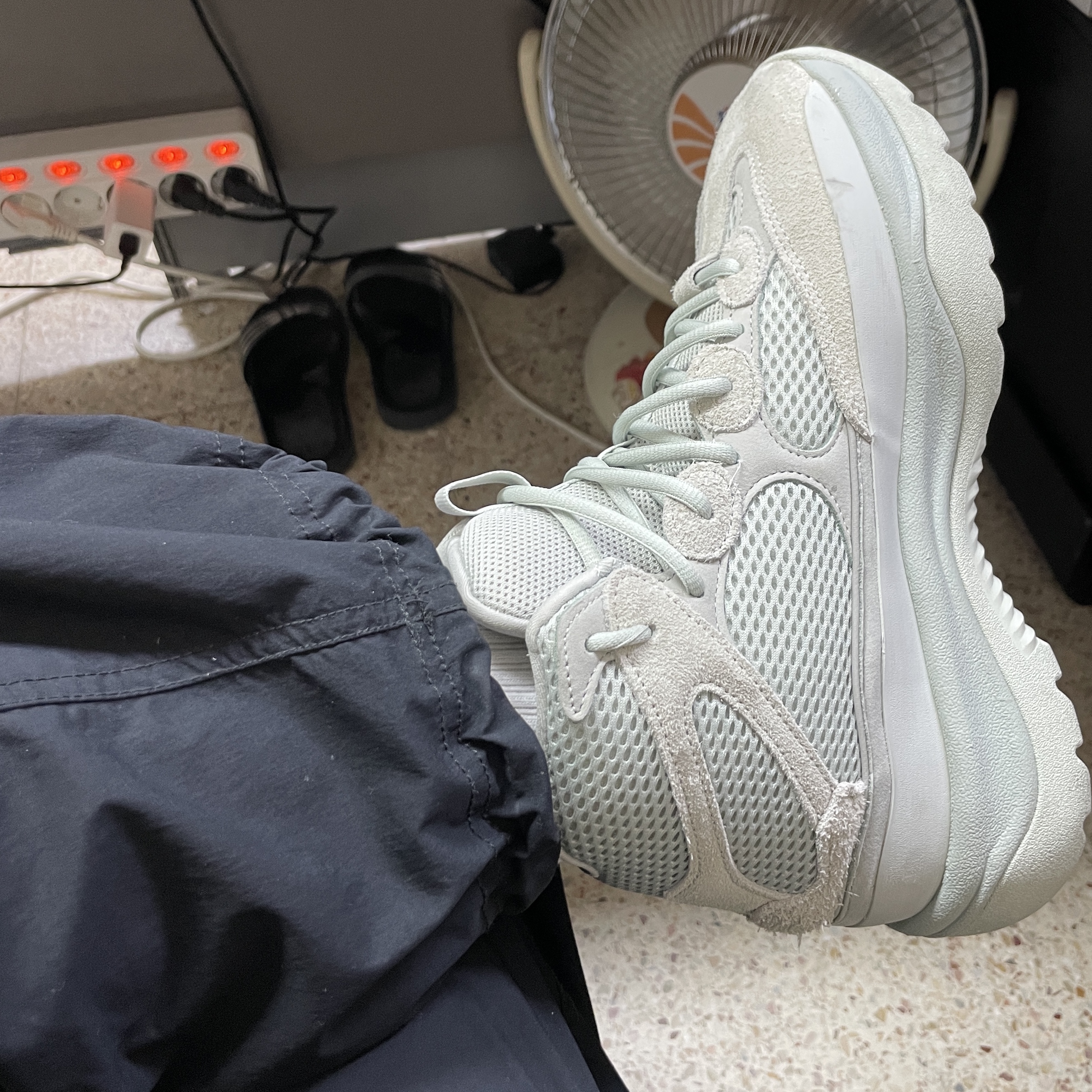 Adidas Yeezy Desert Boot Salt, Nike ACG Zip-Off Trail Pants Black - Asia 착용 스타일