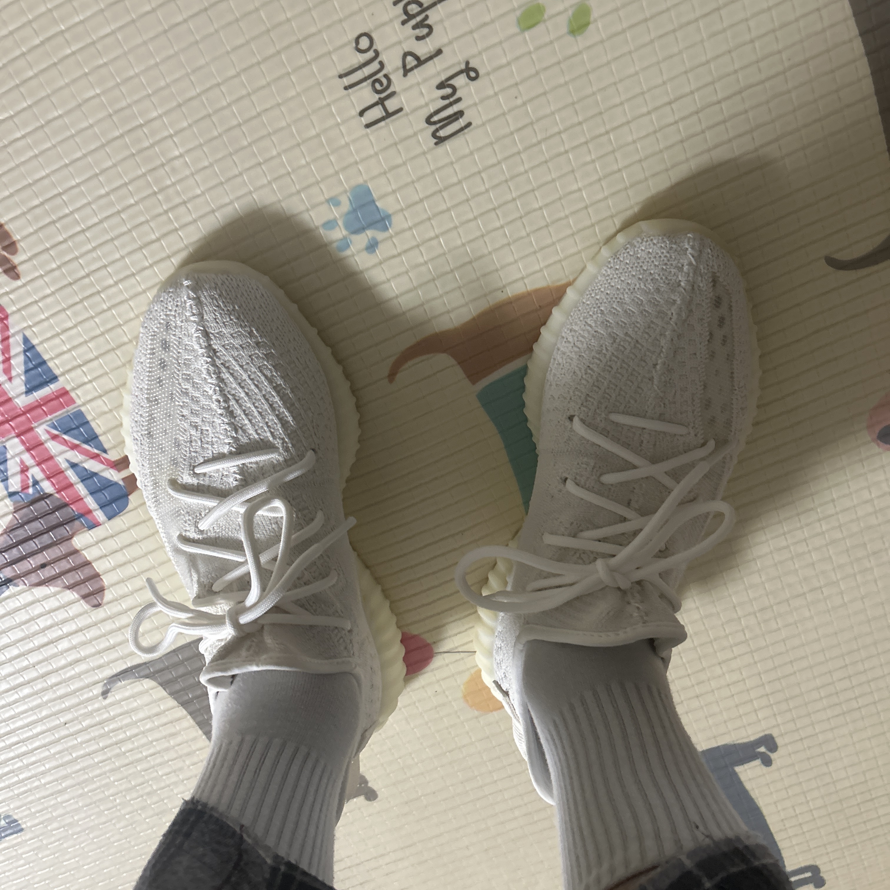 Adidas Yeezy Boost 350 V2 Bone 착용 스타일