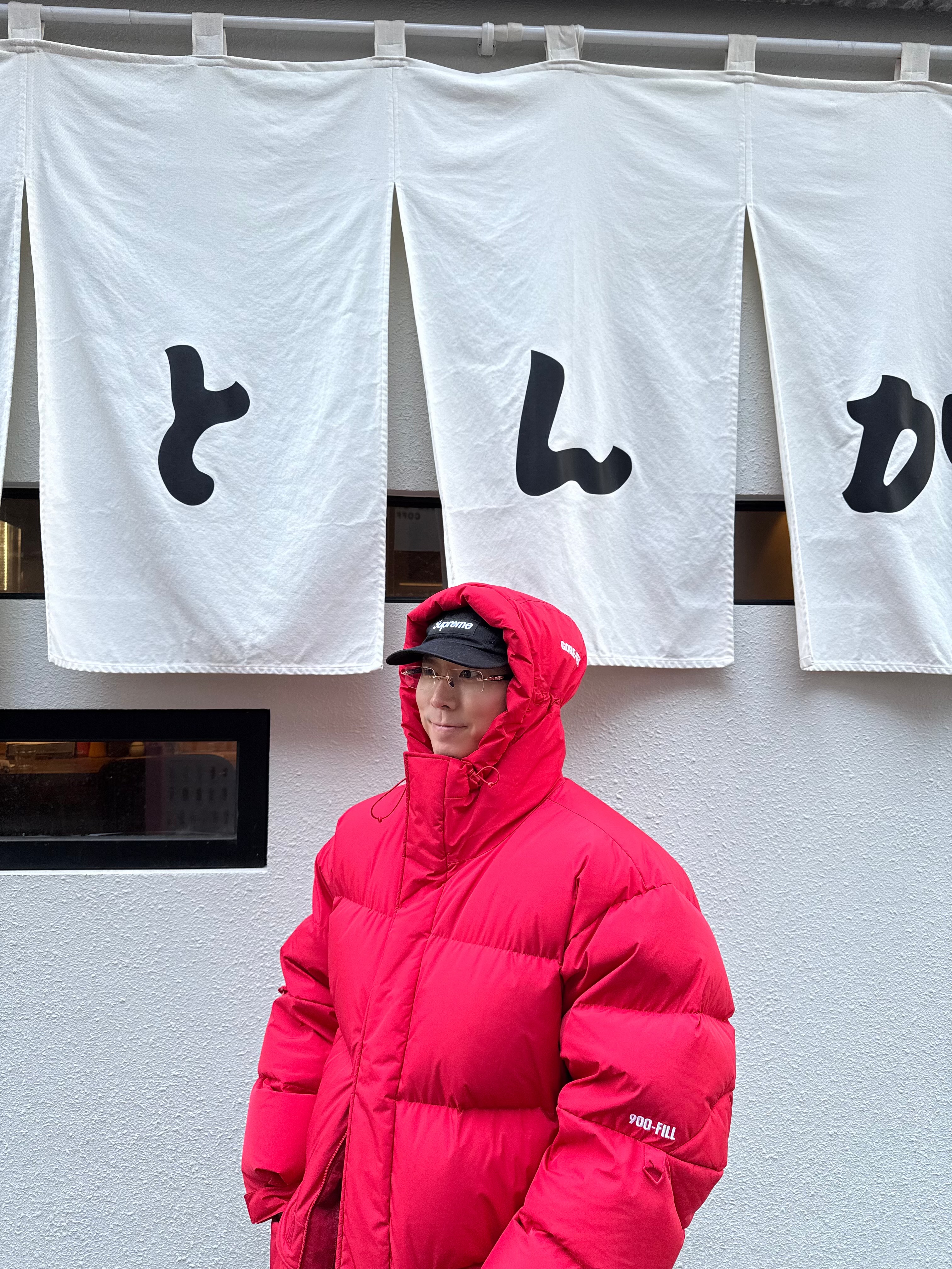 Supreme Gore-Tex 900-Fill Down Parka Red - 24FW, Supreme Washed Box Logo Crewneck Black - 25SS 착용 스타일
