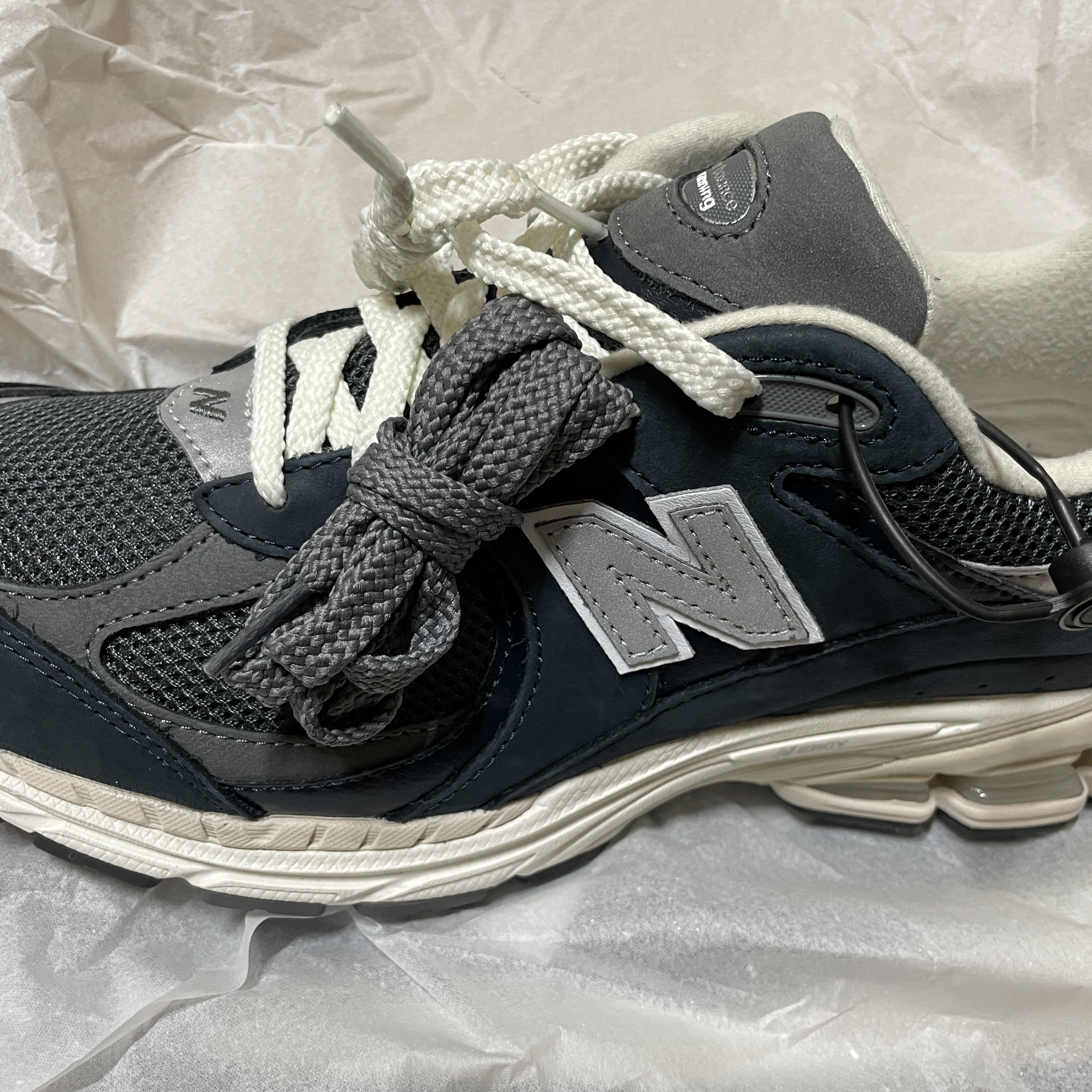 New Balance 2002R Premium Vintage Navy Grey 착용 스타일