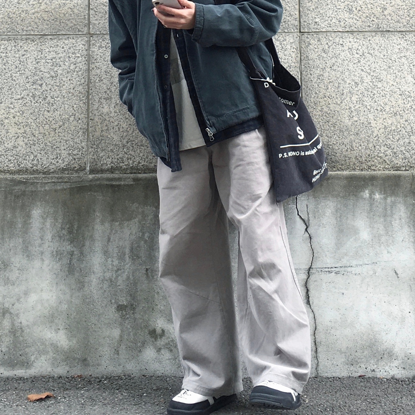Hono Report Letter Bag Gray 착용 스타일