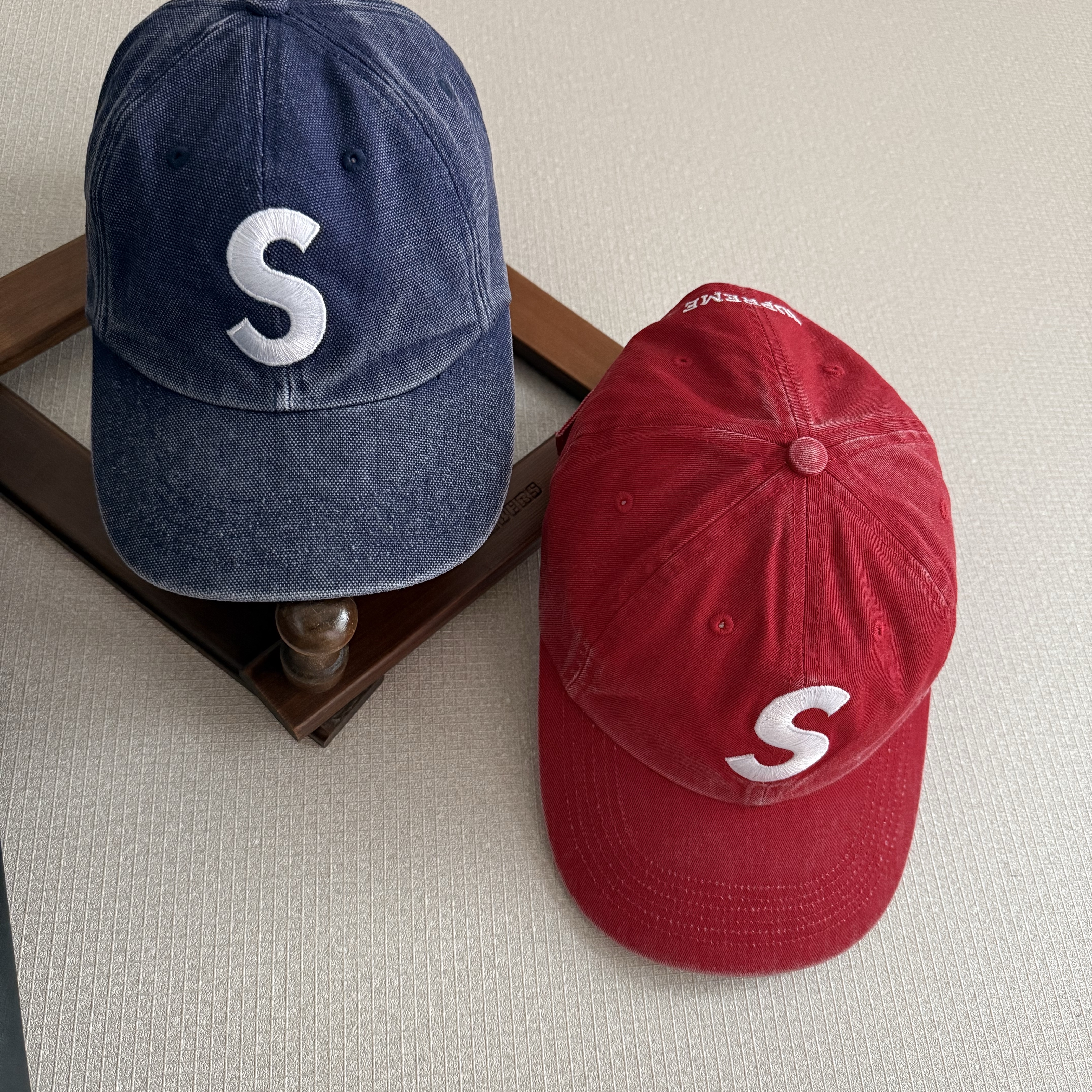 Supreme Pigment Coated S Logo 6-Panel Red - 25SS, Supreme Pigment S Logo 6-Panel Navy - 24FW 착용 스타일 - 2