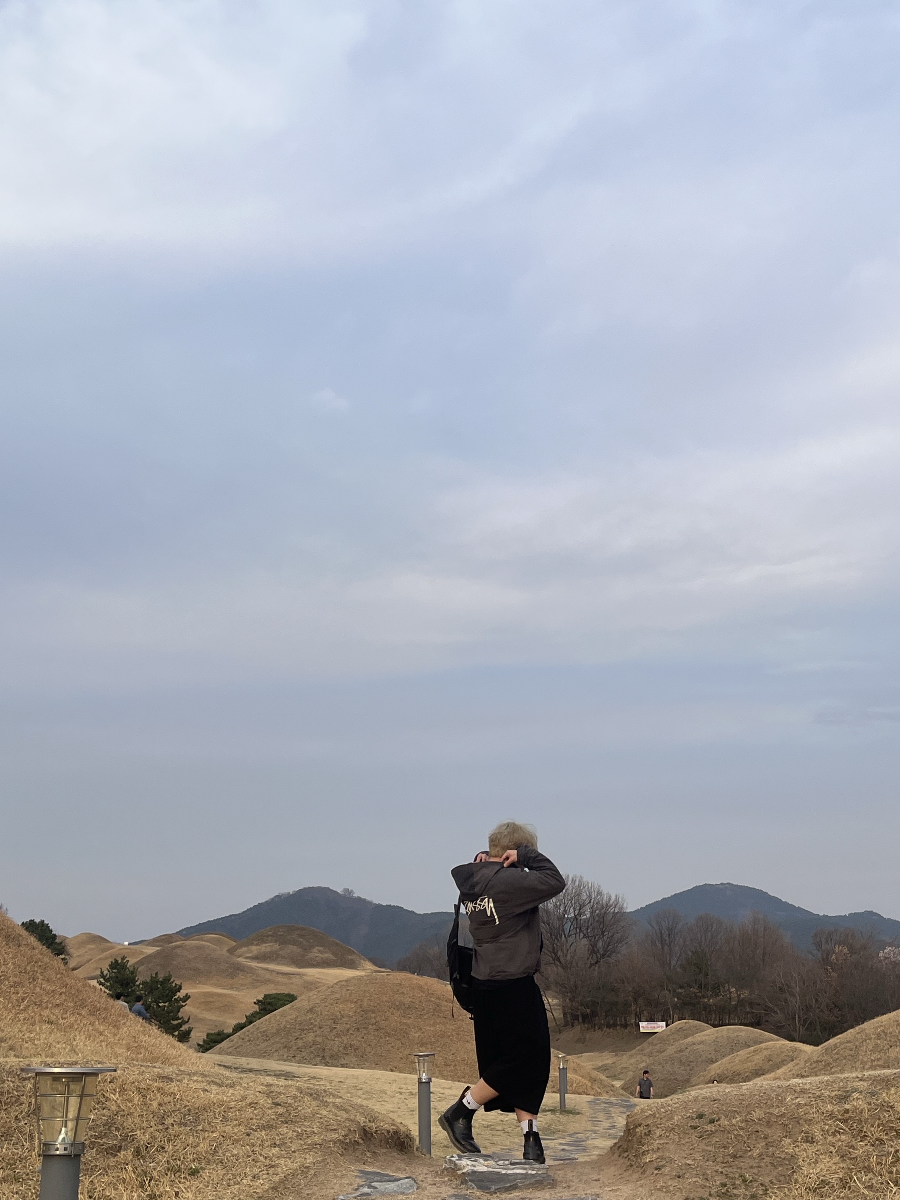 닥터마틴 2976 모노 스무스 레더 첼시 부츠 블랙, 스투시 웨이브 다이 비치 쉘 자켓 블랙 착용 스타일 - 4