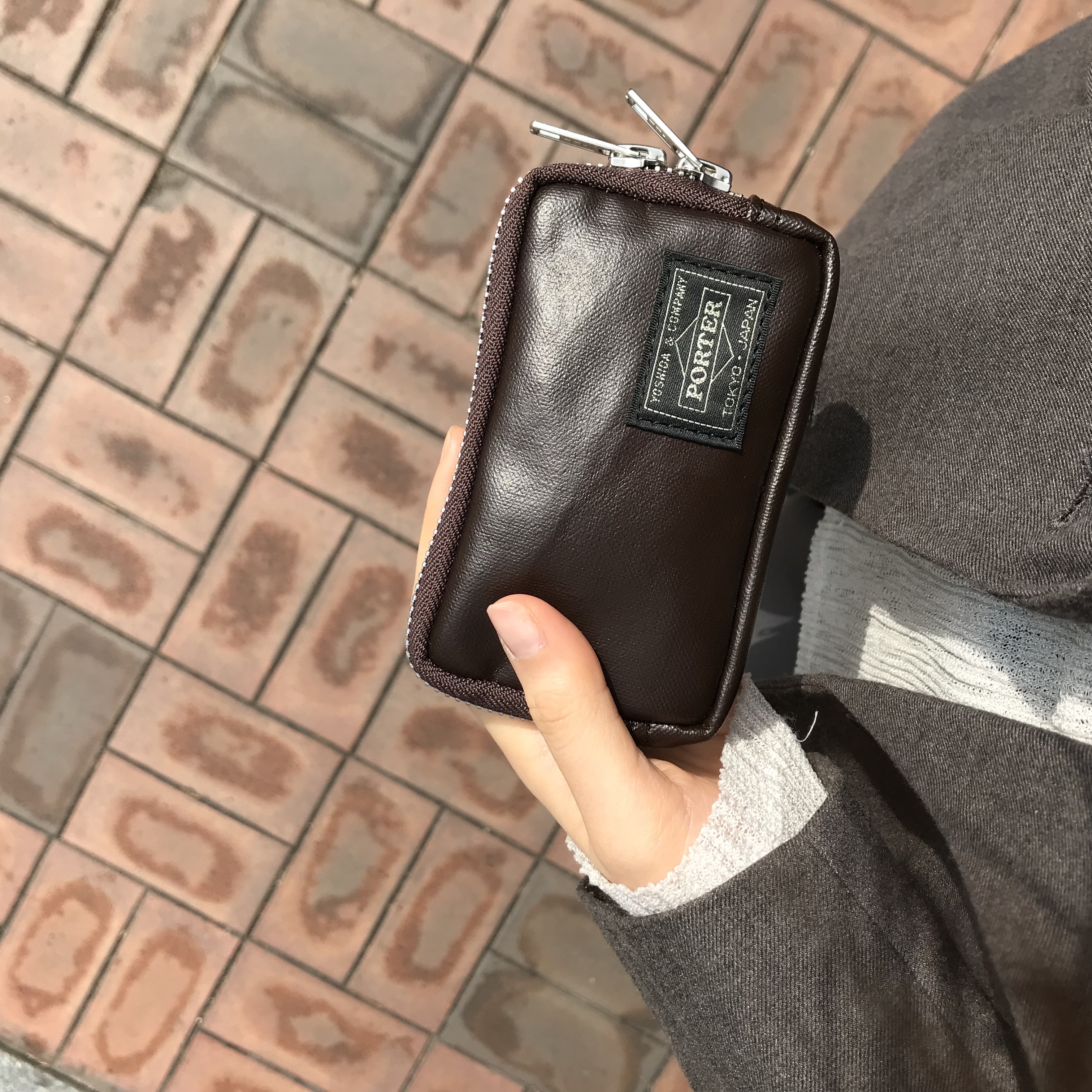 Porter Freestyle Multi Coin Case Brown 착용 스타일