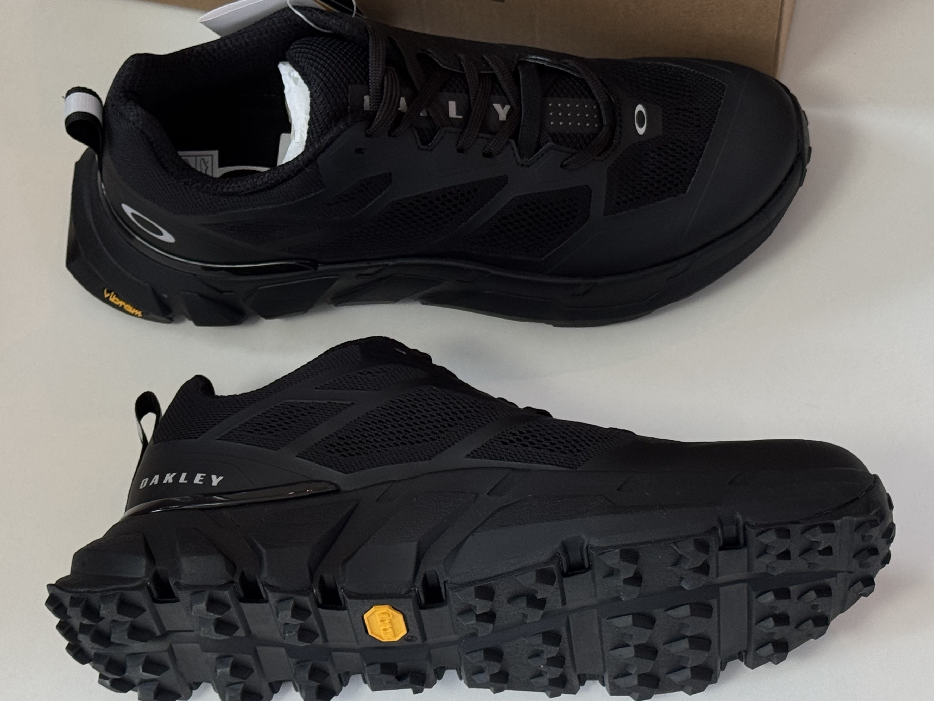 Oakley Light Breathe Triple Black, Oakley Light Breathe Black Arctic White 착용 스타일 - 2