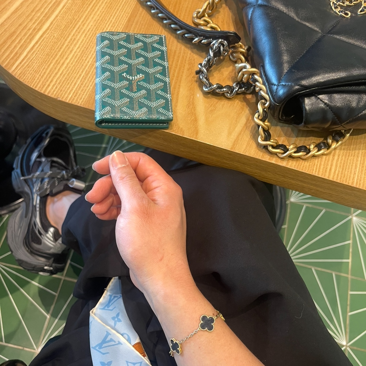 Chanel Medium 19 Handbag Lambskin & Gold Black, Goyard Saint Pierre Card Holder Green 착용 스타일