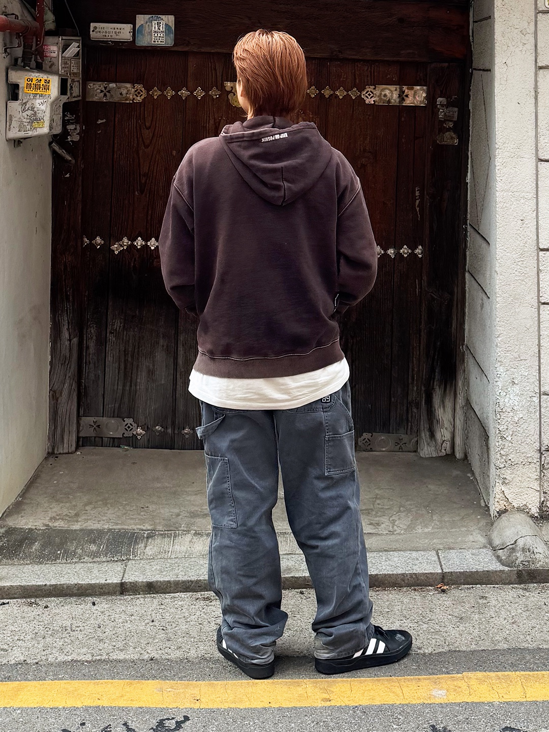 QT8 GARMENTS Bliss Washed Zip-up hoodie Black, QT8 Garments TL Denim Carpenter Pant Grey 착용 스타일 - 2