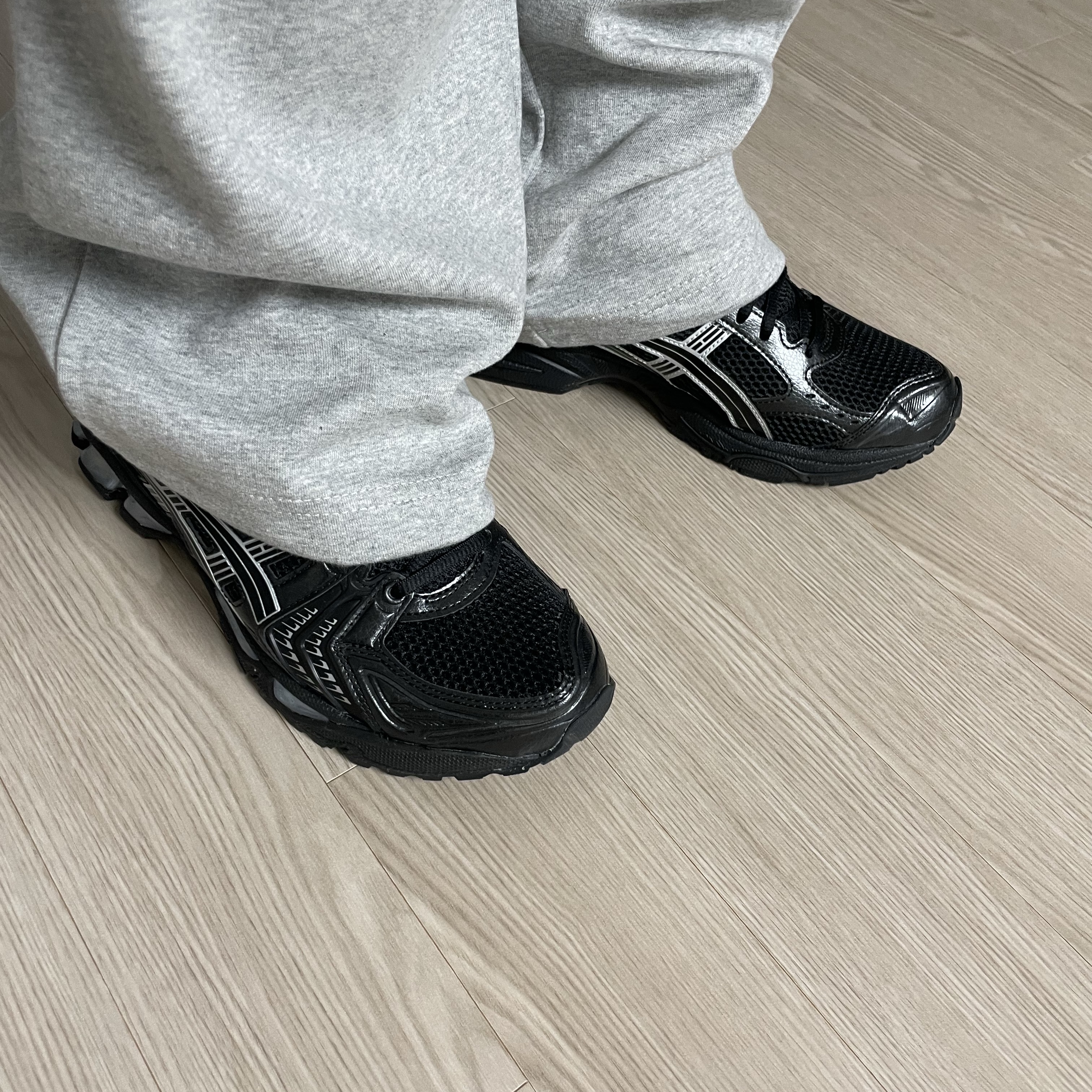 Asics Gel-Kayano 14 Black Pure Silver 착용 스타일 - 2