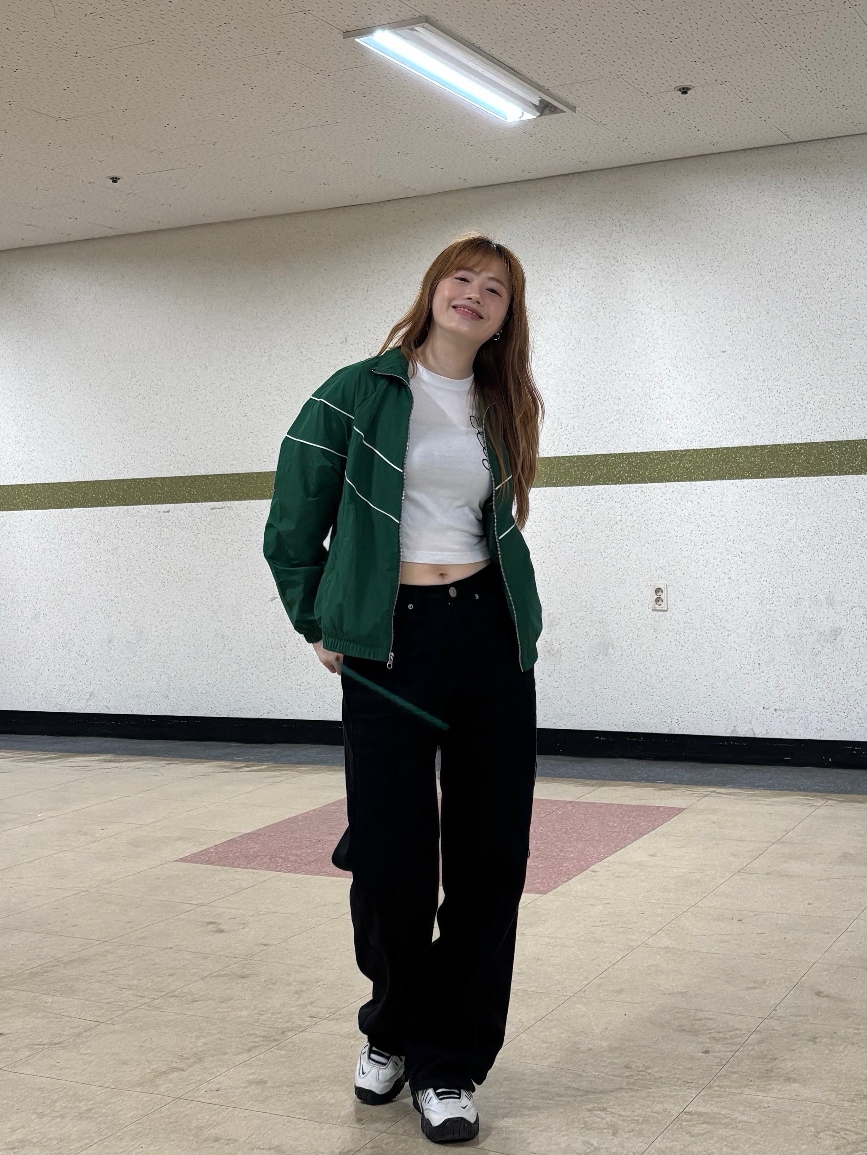 (W) Nike NSW Windrunner Loose UV Woven Full Zip Jacket Gorge Green - Asia, Nike x Ambush Air Adjust Force SP Summit White and Black 착용 스타일 - 3
