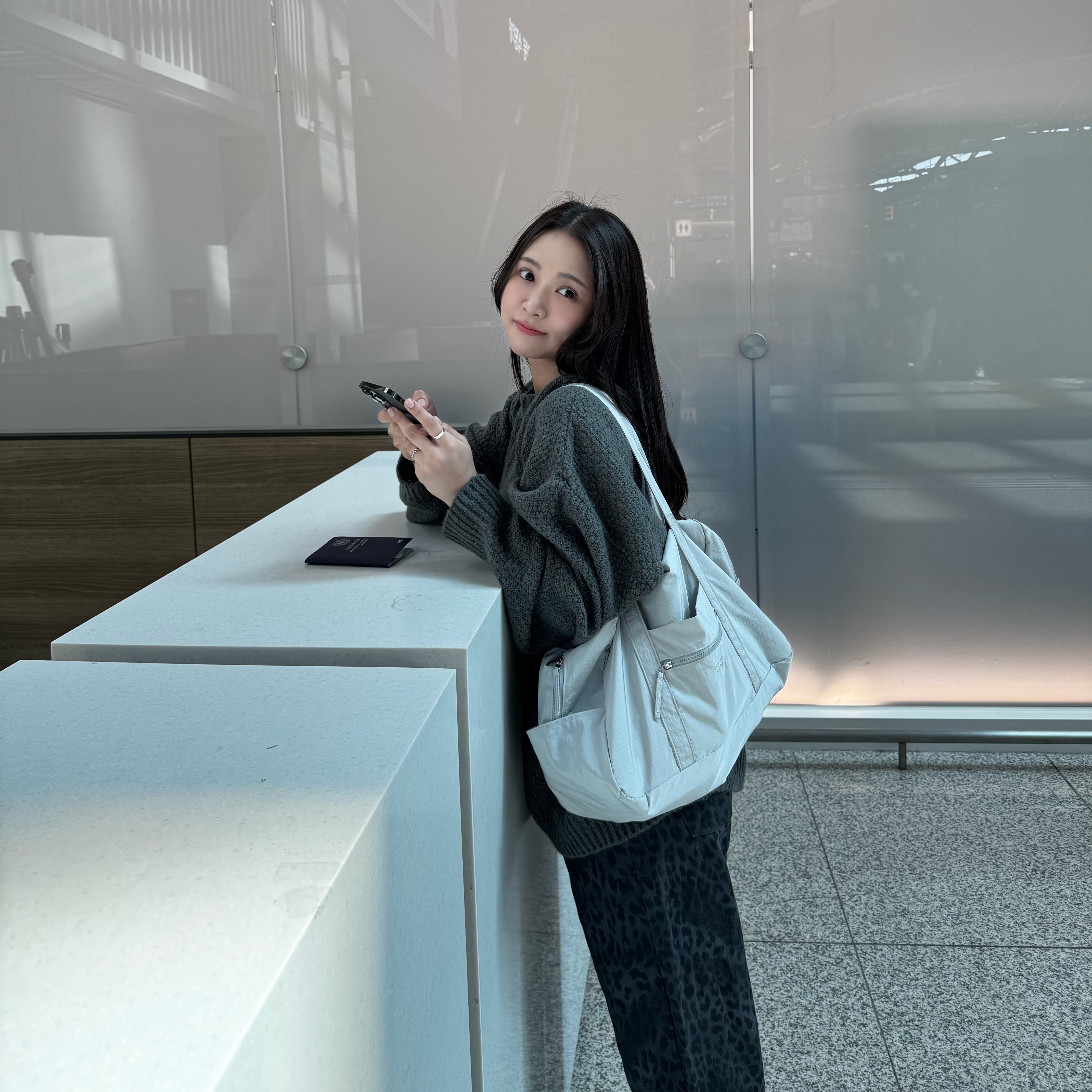Haag Duffel Bag Silver 착용 스타일