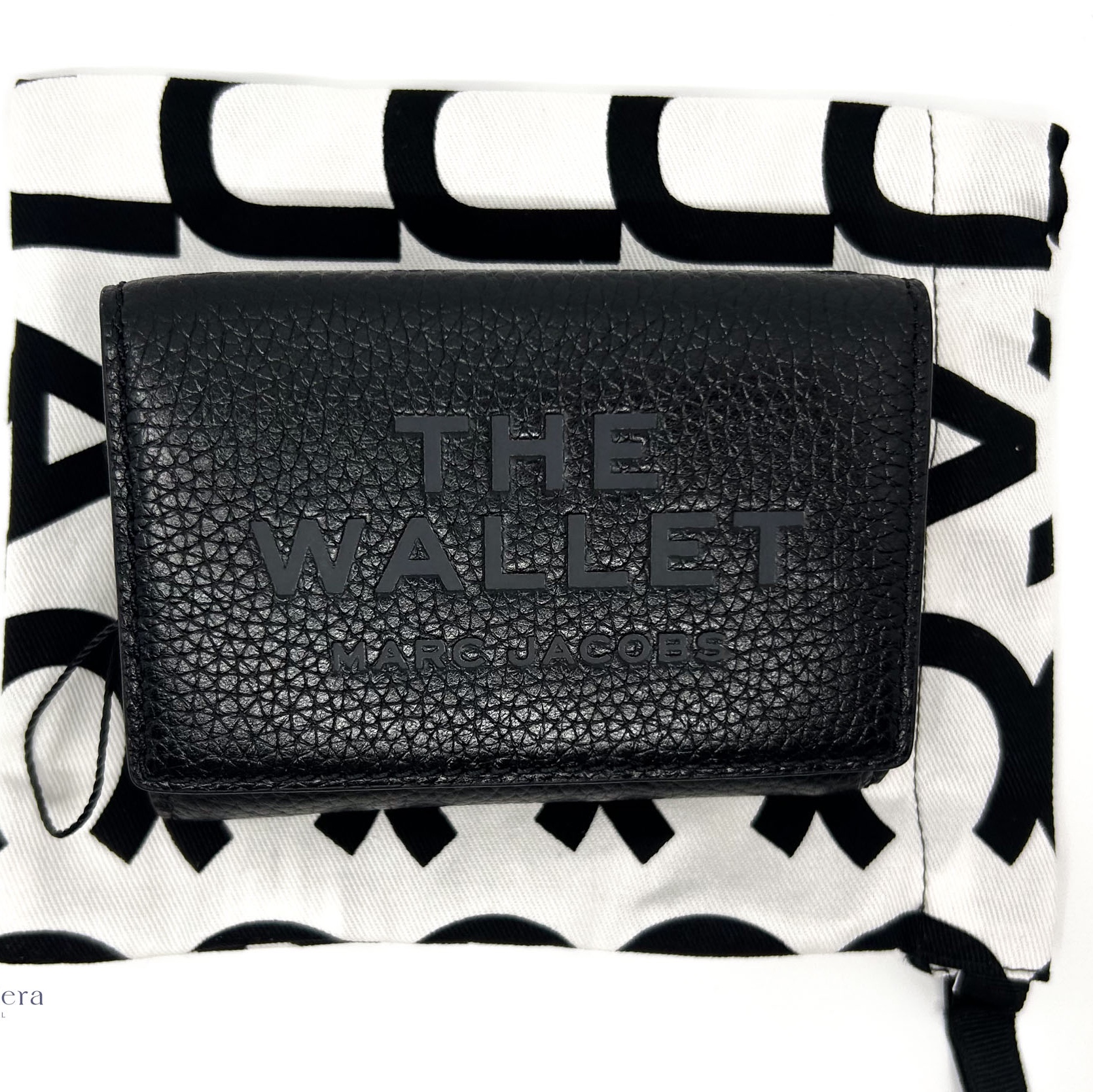 Marc Jacobs Logo Leather Compact Wallet Black 착용 스타일 - 1