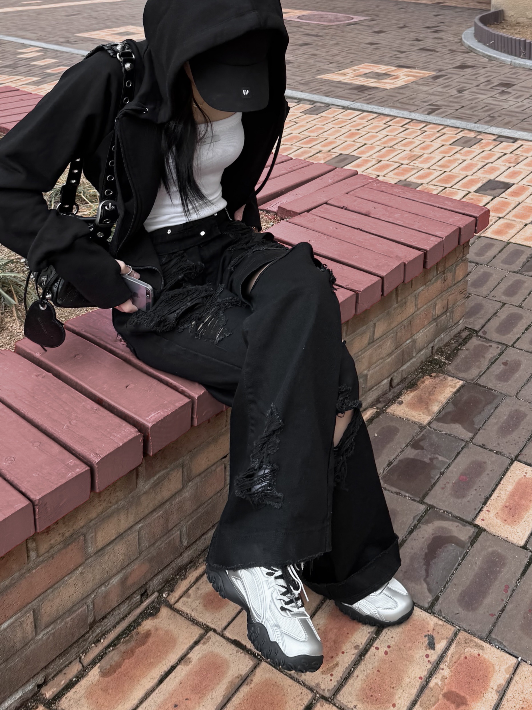 Balenciaga Le Cagole Mini Duffle Bag Black, Fila Echappe MS Silver Moon 착용 스타일 - 1