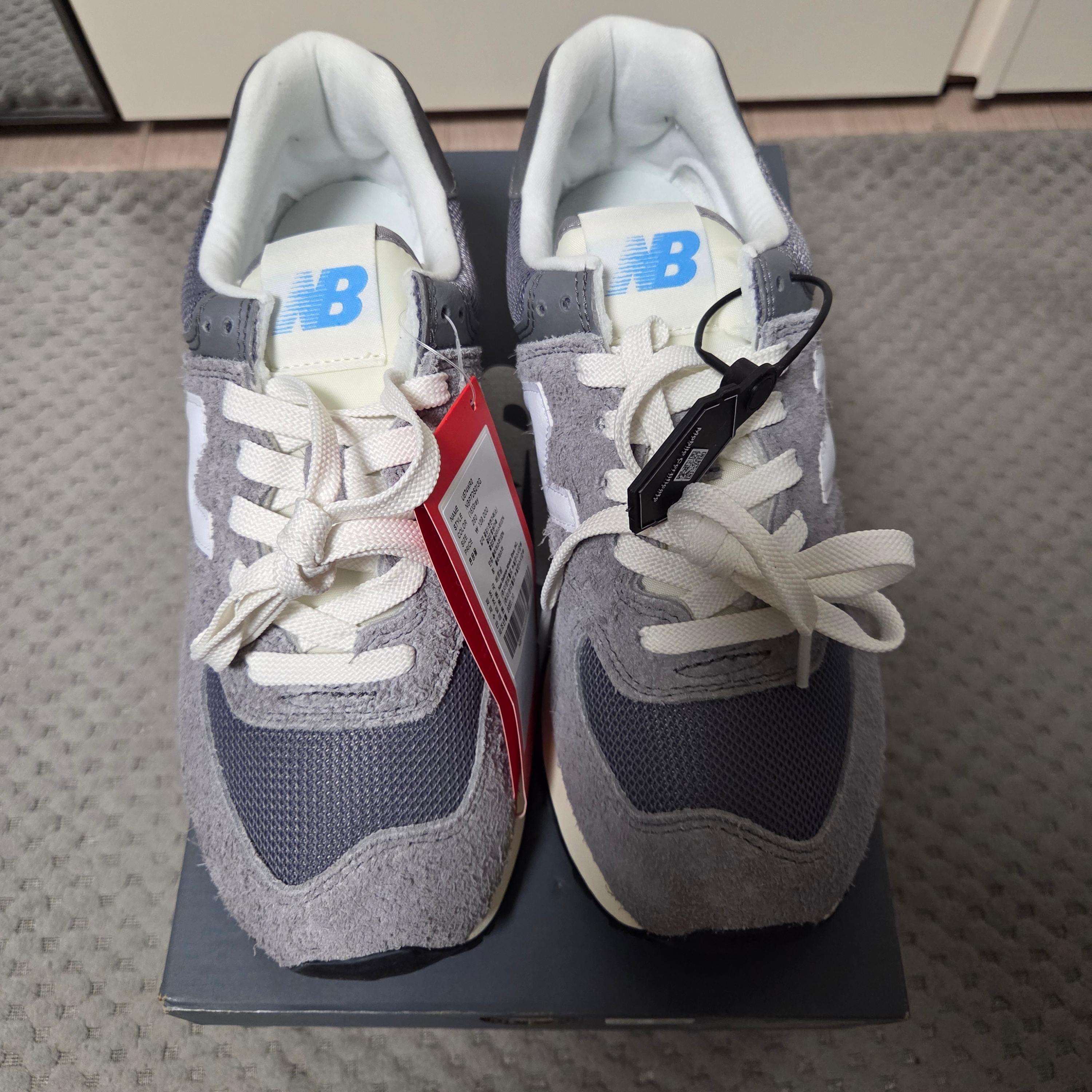 New Balance 574 Heritage Gray 착용 스타일 - 1