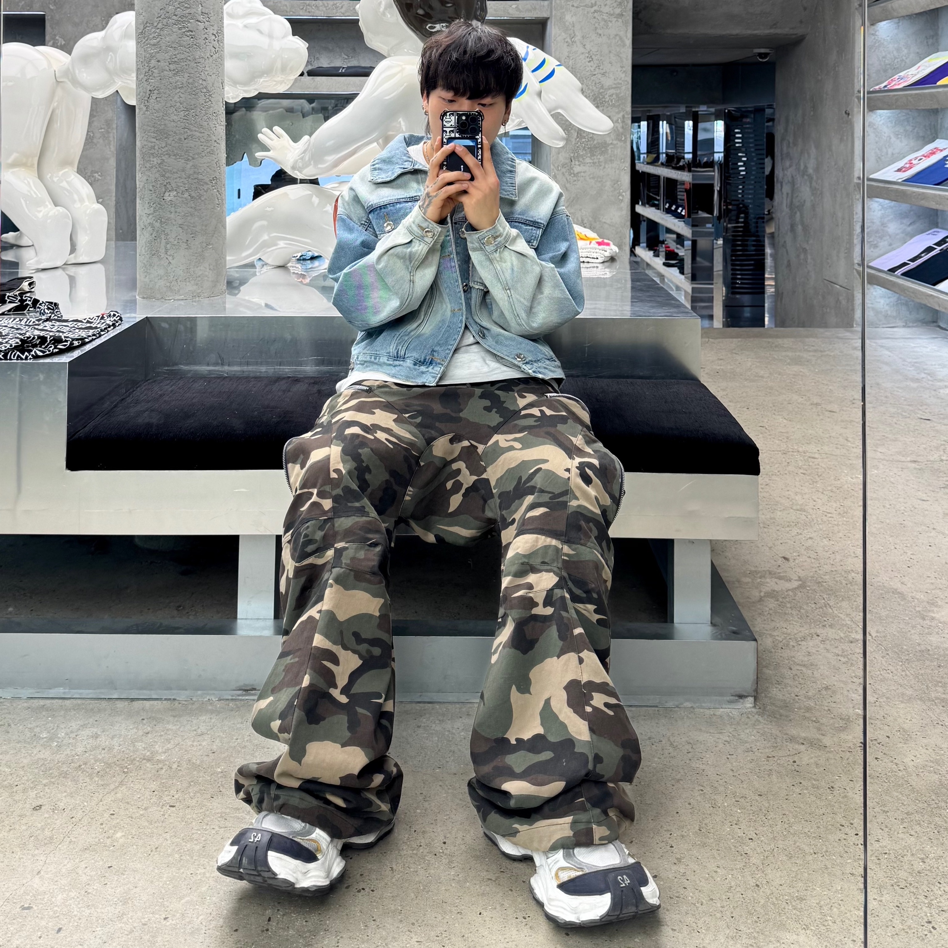 Balenciaga Cargo Sneakers White Grey 착용 스타일 - 2