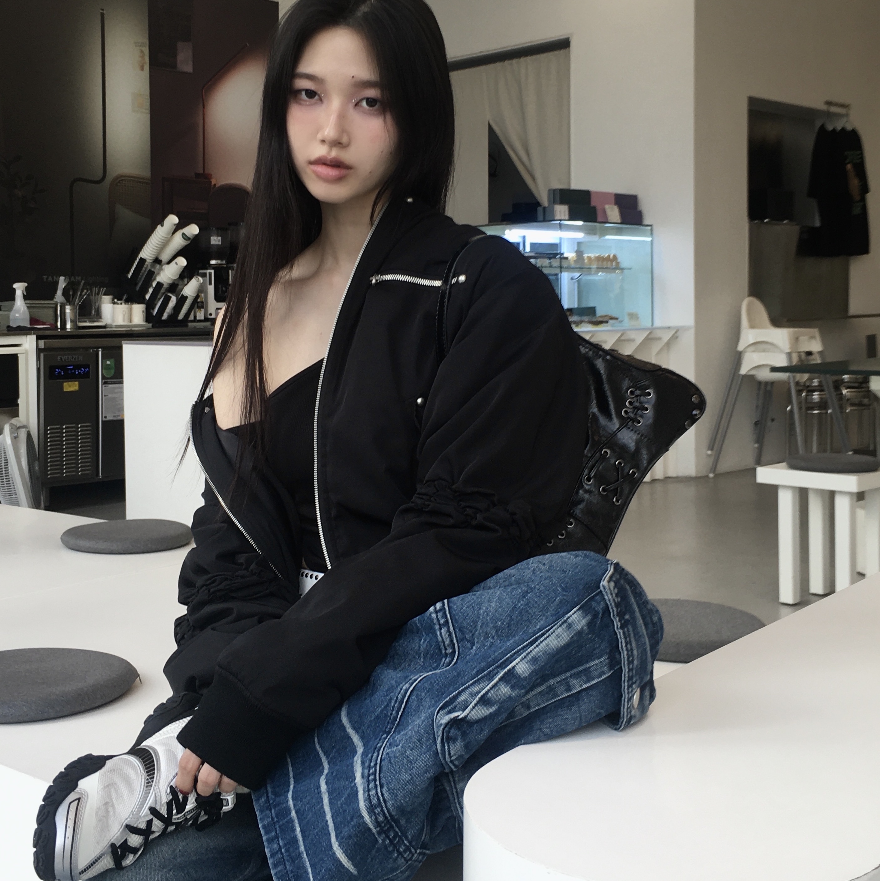 휠라 에샤페 v2 화이트 블랙 착용 스타일 - 3