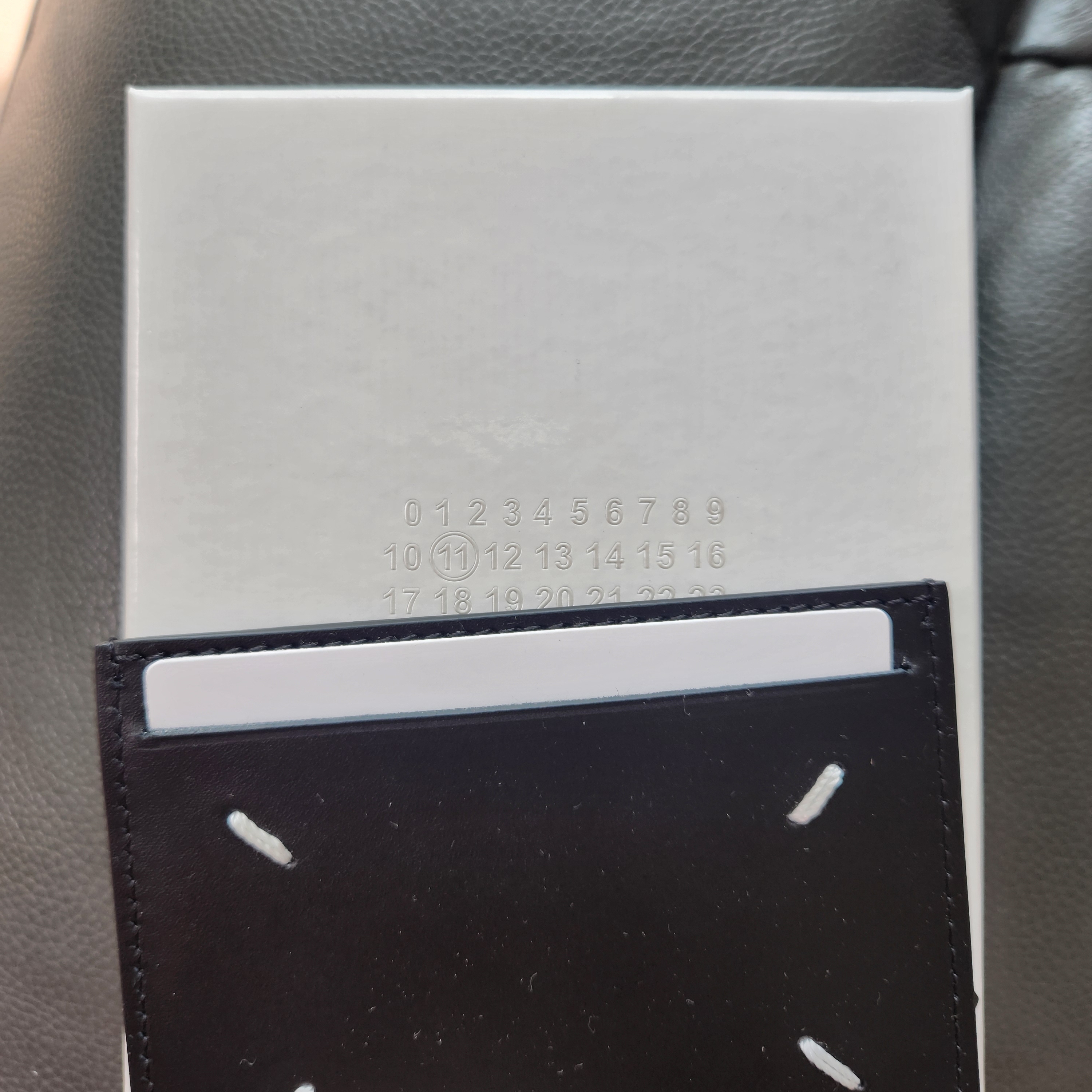 Maison Margiela Four Stitch Card Holder Black 착용 스타일