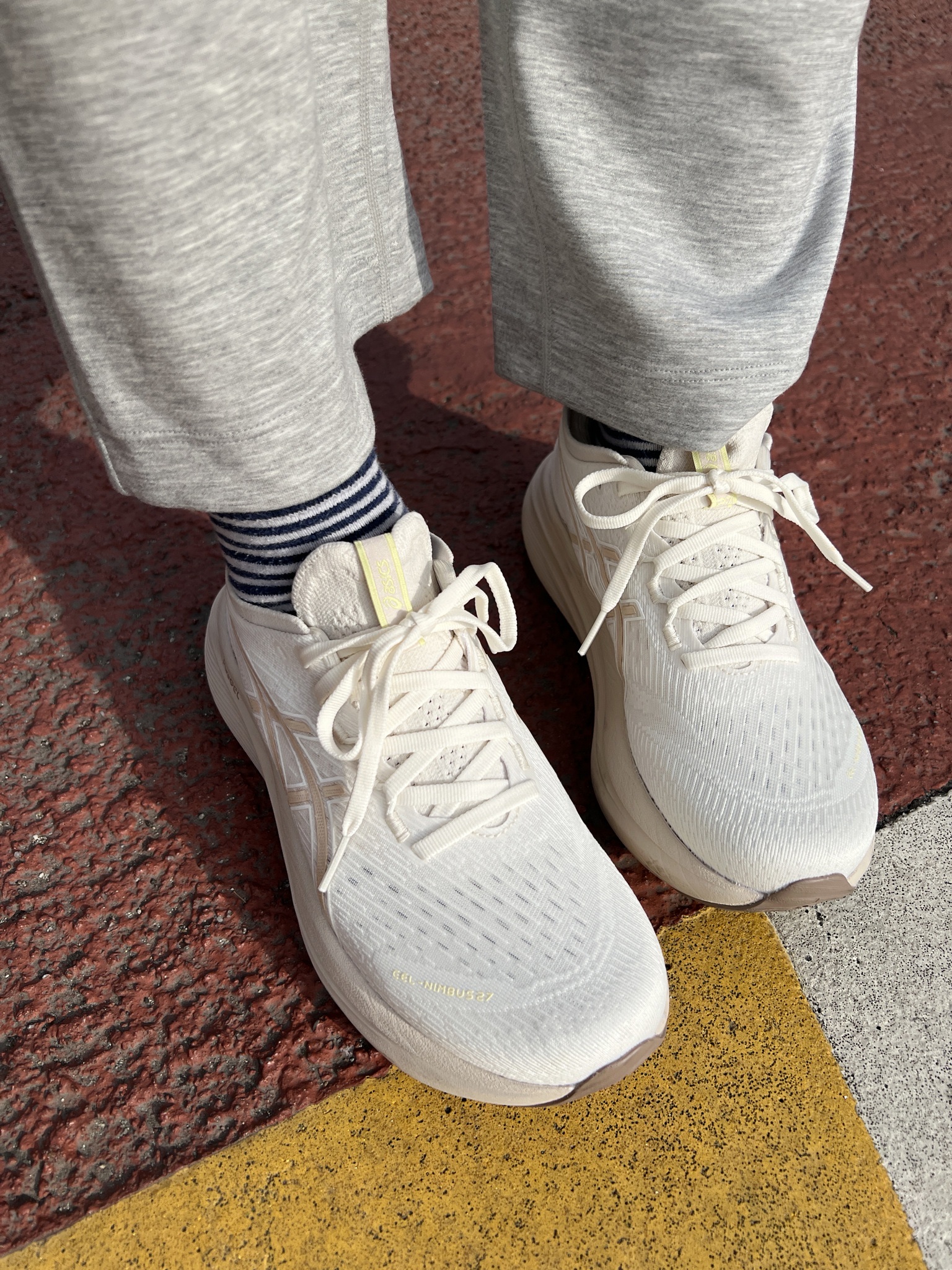 (W) Asics Gel-Nimbus 27 Cream Mineral Beige - B Standard, Goyard Artois PM Bag Black Tan 착용 스타일 - 4