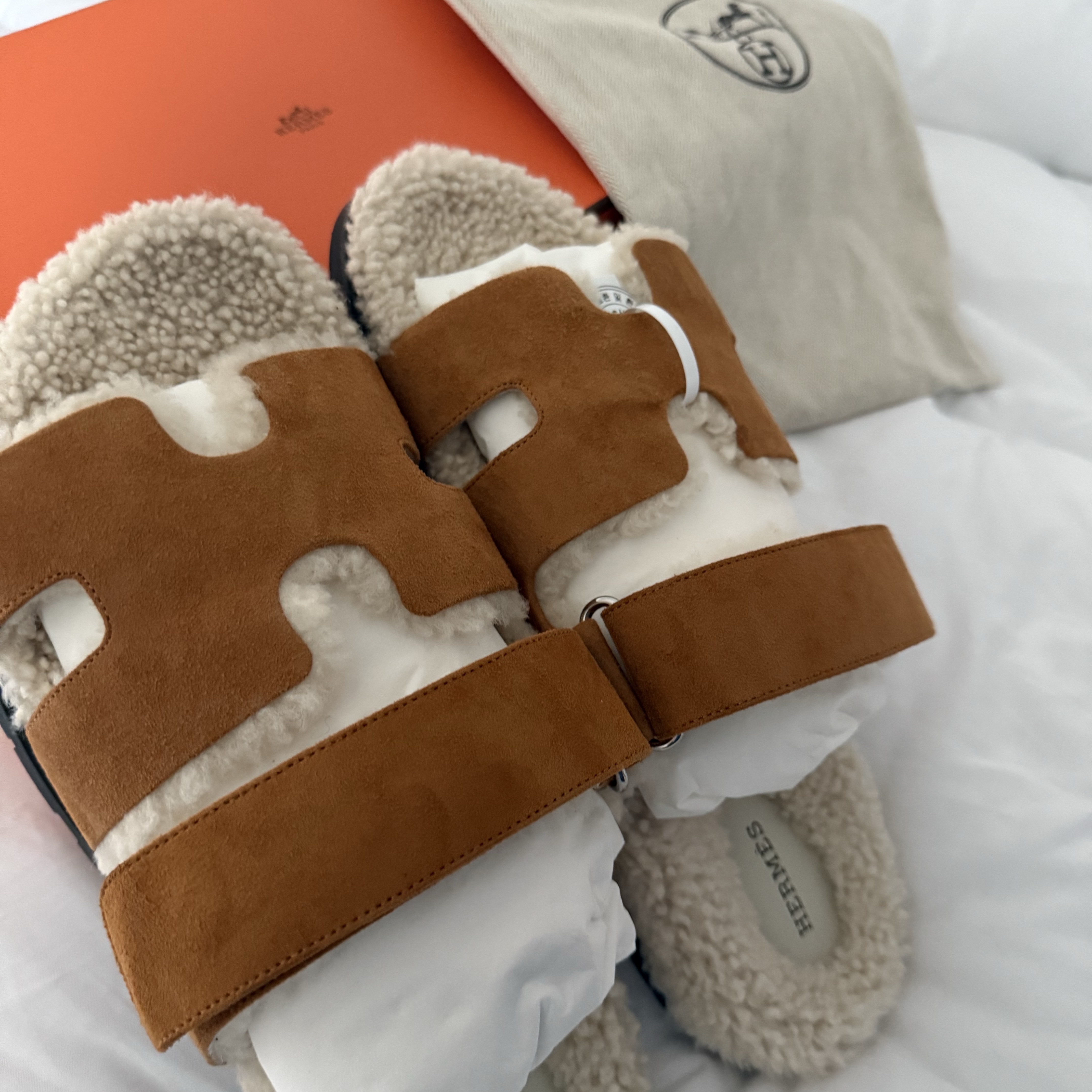 Hermes Chypre Sandal Suede Goatskin Woolskin & Beige Kraft Ecru 착용 스타일 - 1