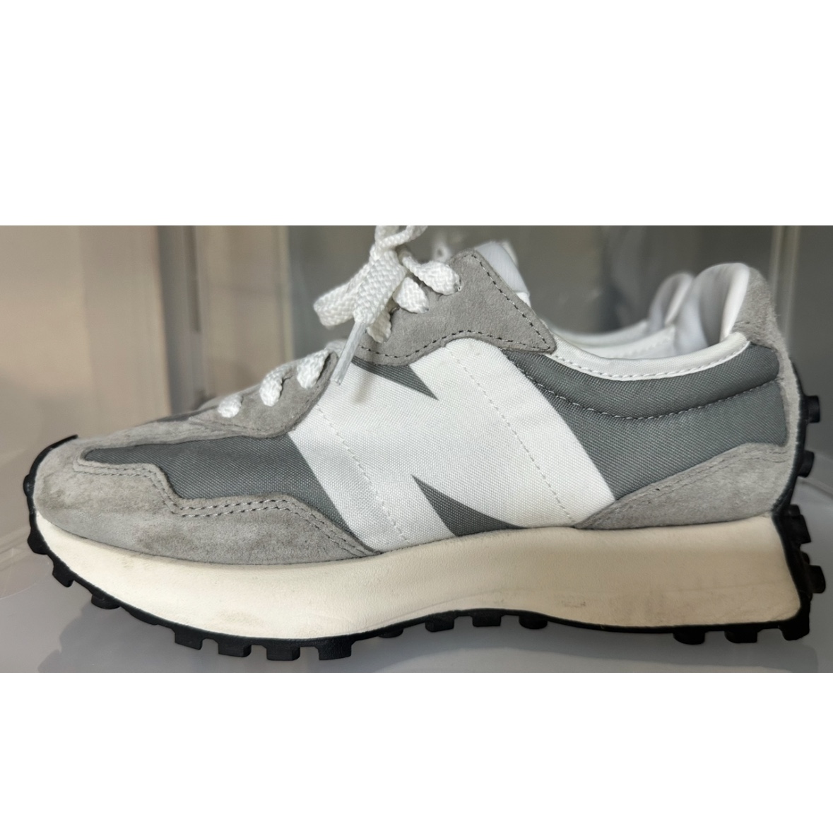 New Balance 327 Grey, New Balance 327 White Black 착용 스타일 - 1