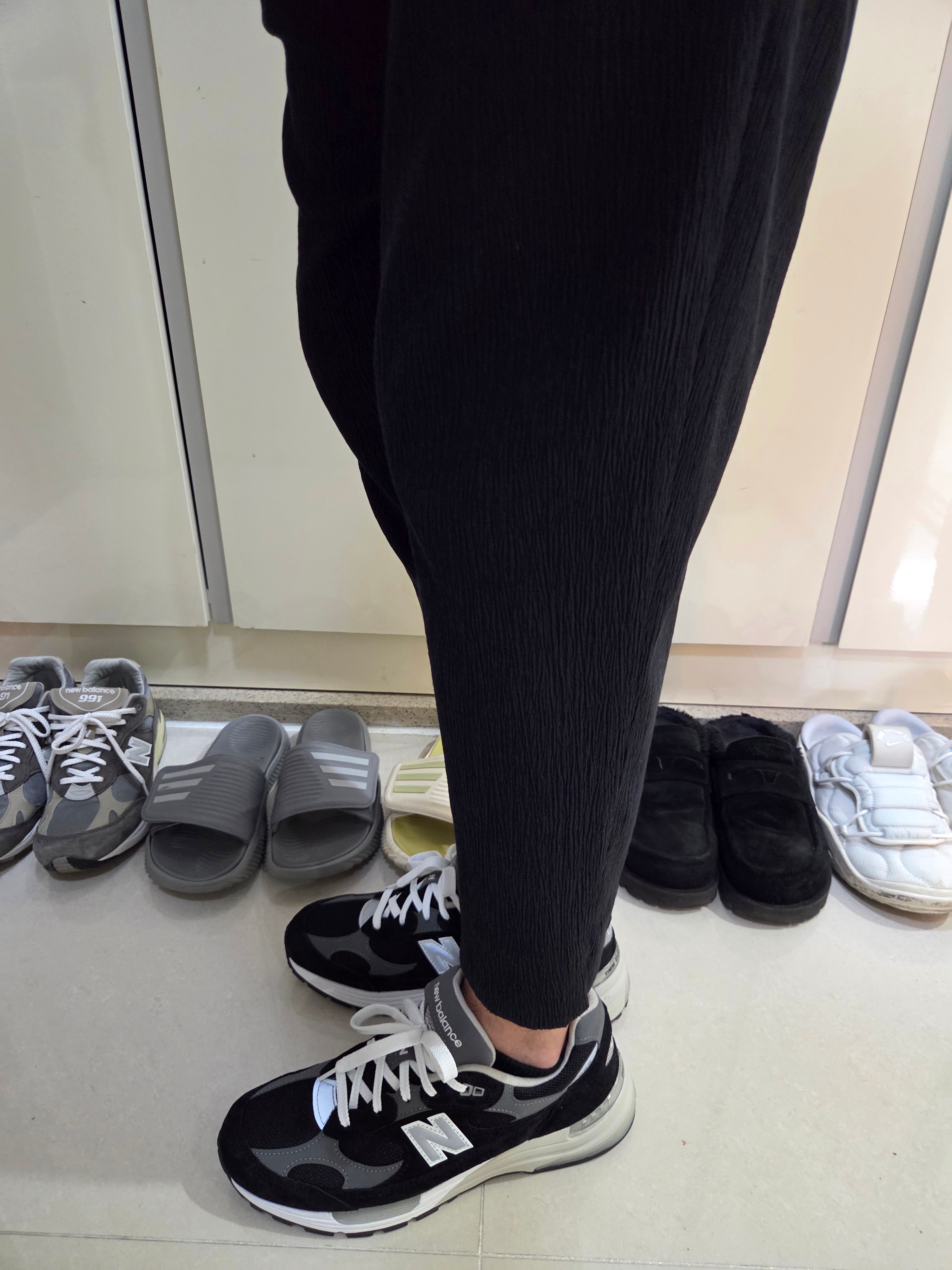 New Balance 992 Made in USA Core Black Grey 착용 스타일 - 2