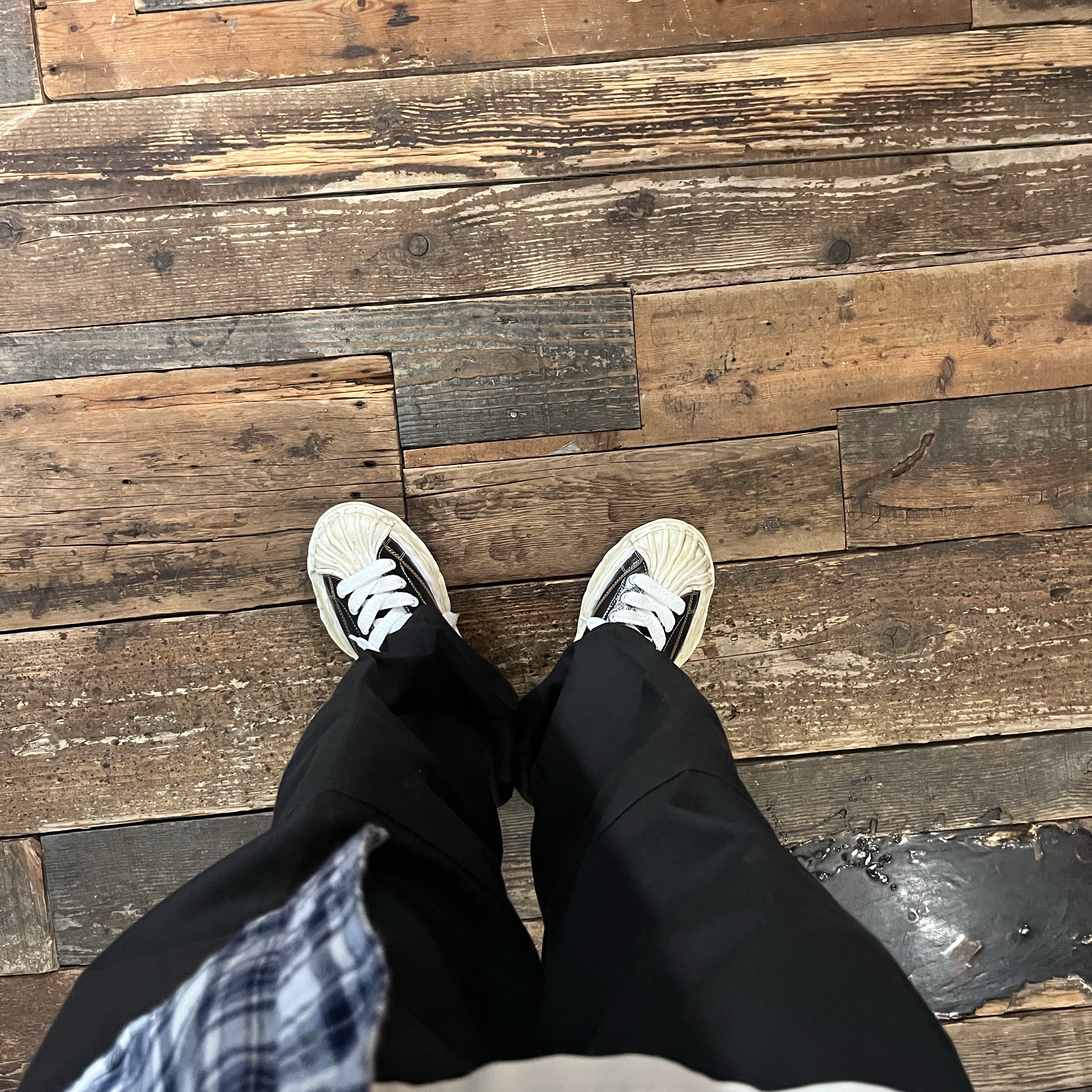 Maison Mihara Yasuhiro Blakey OG Sole Wrinkled Leather Low-top Sneakers Black 착용 스타일 - 1