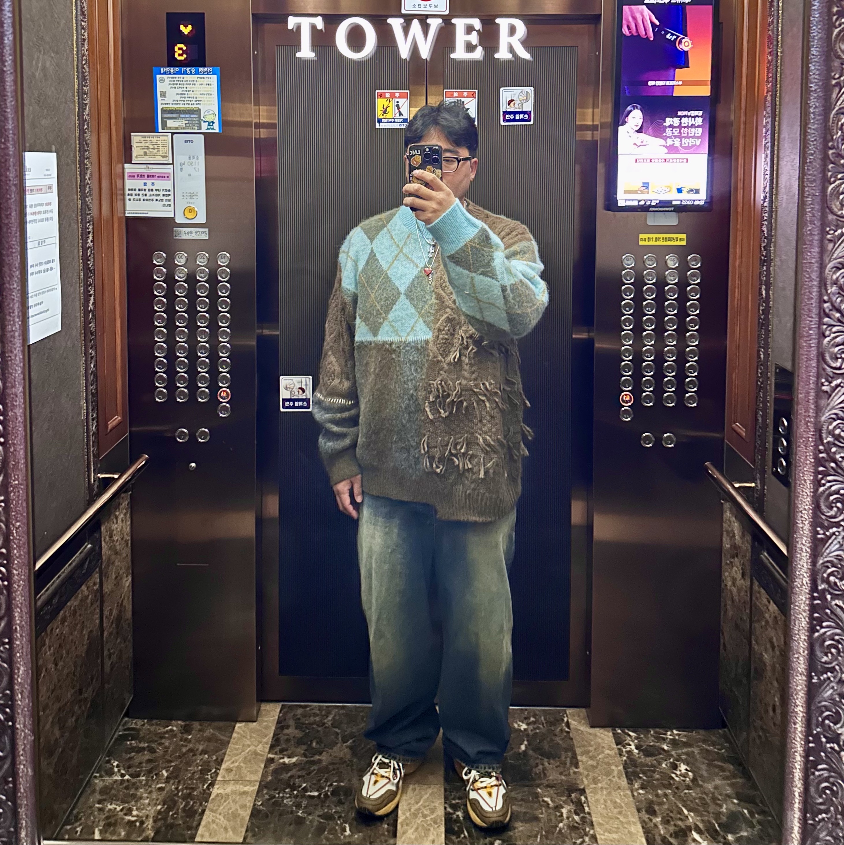 Zara x Andersson Bell Textured Patchwork Sweater Blue, Undermycar Mu.26 Anti Fxxking Logo Play Brush Washed Wide Jeans Oil Blue 착용 스타일 - 1