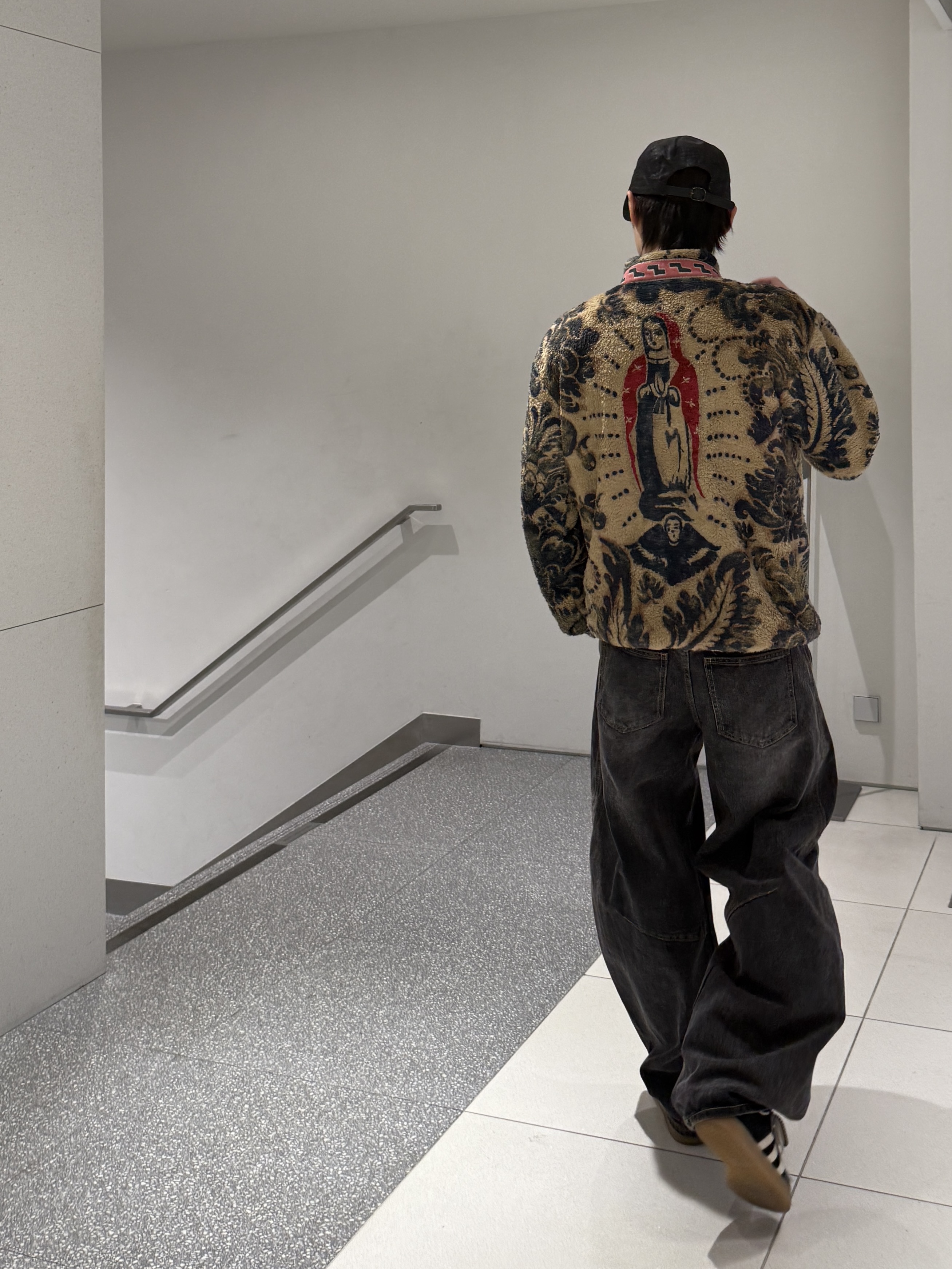 Supreme x MM6 Maison Margiela Painted Camp Cap Black - 24SS, Kapital Damask Pattern Maria Fleece Zip Blouson Beige 착용 스타일 - 3