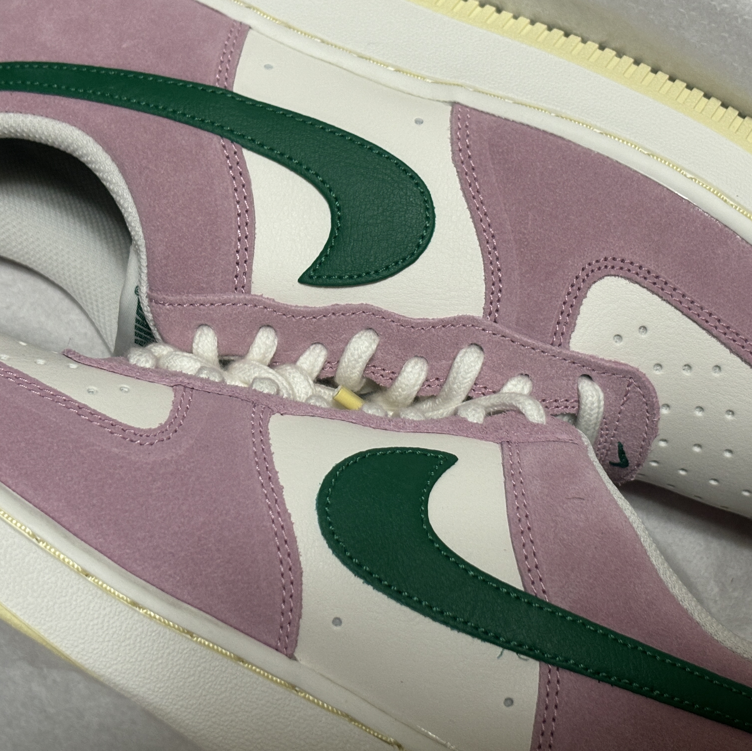 Nike Air Force 1 '07 Sail Medium Soft Pink 착용 스타일