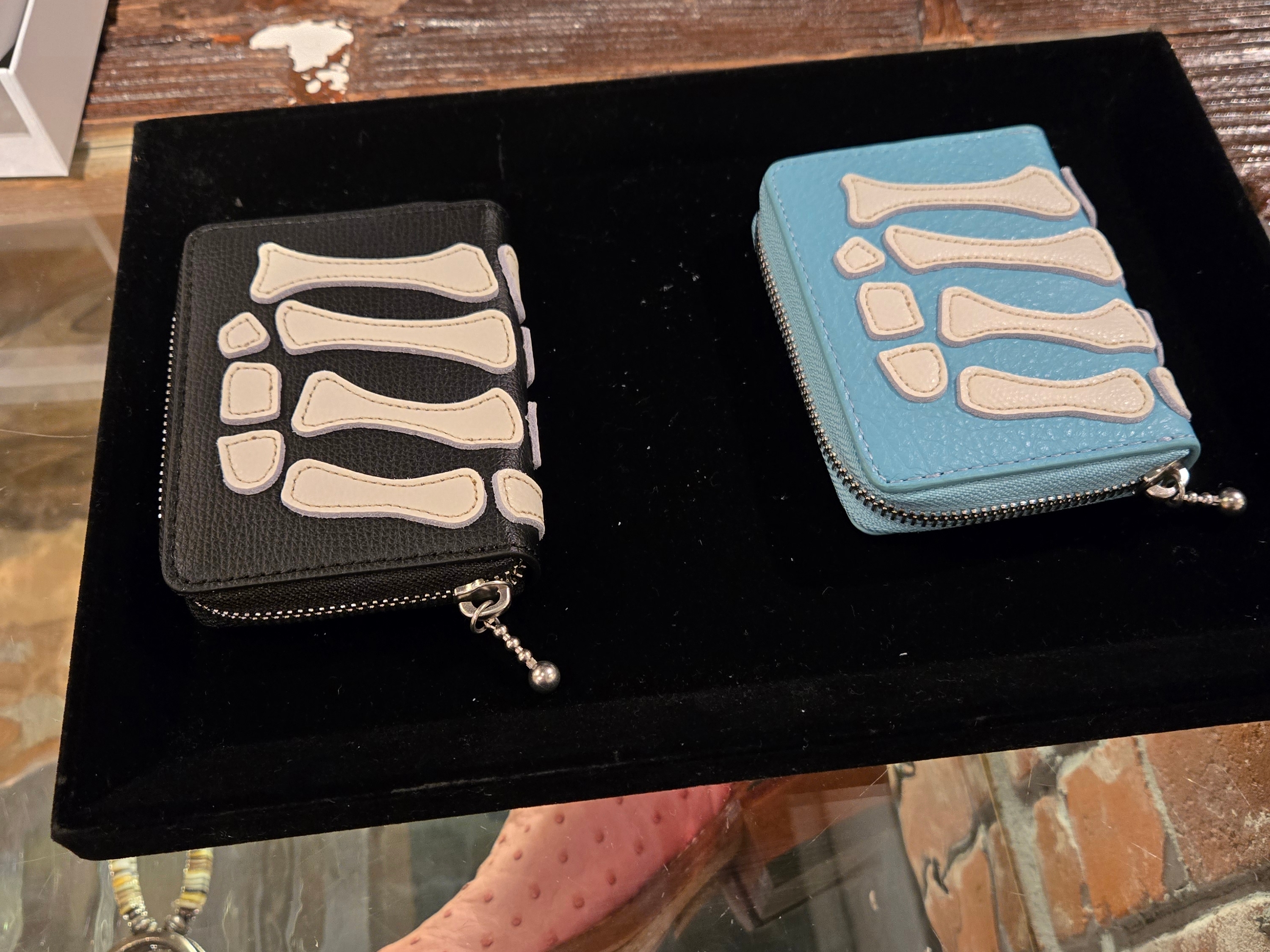 Kapital Thumbs Up Bone Hand Zip Mini Wallet Black 착용 스타일