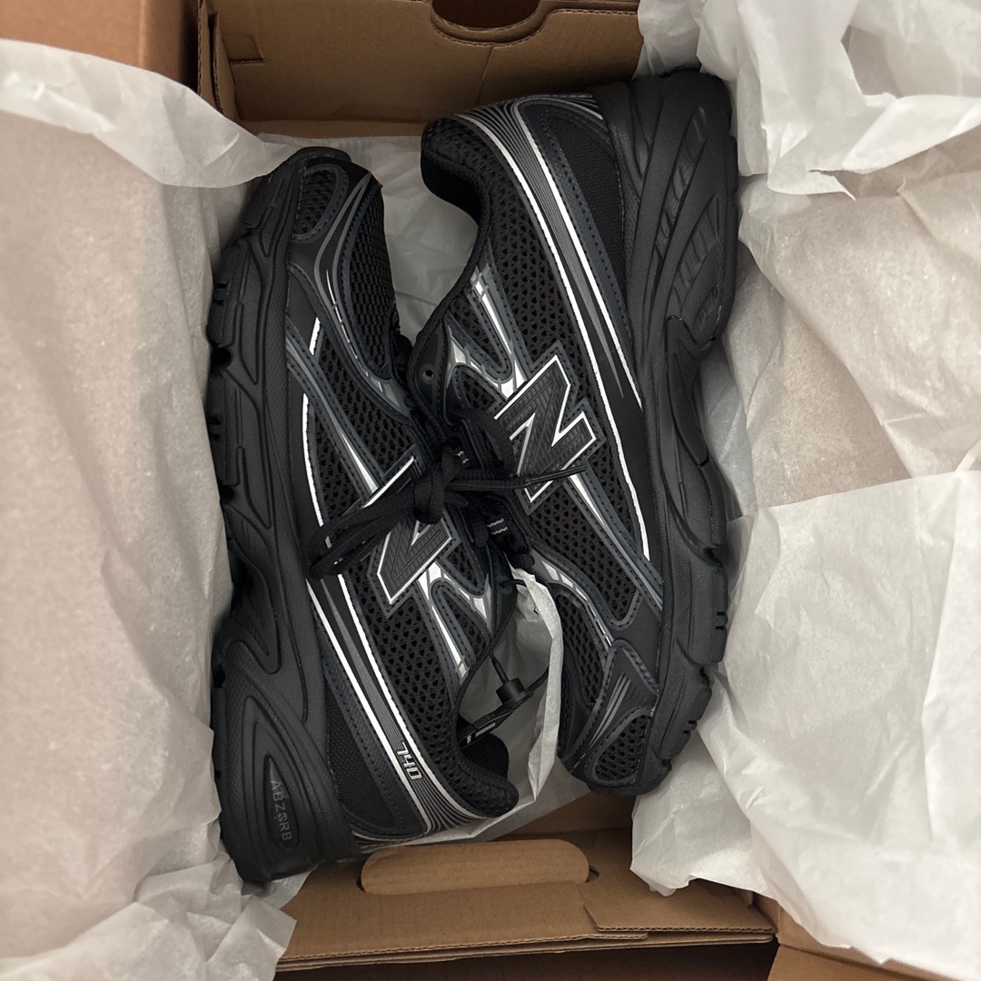 New Balance 740v2 Black Silver Metallic 착용 스타일